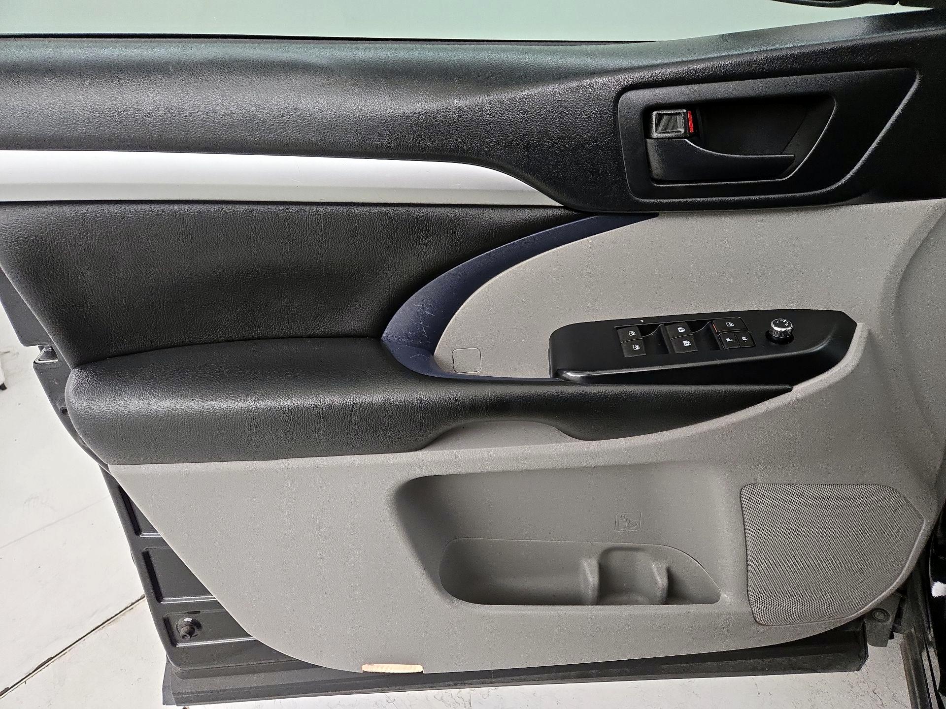 Thumbnail: 2019 Toyota Highlander - 12