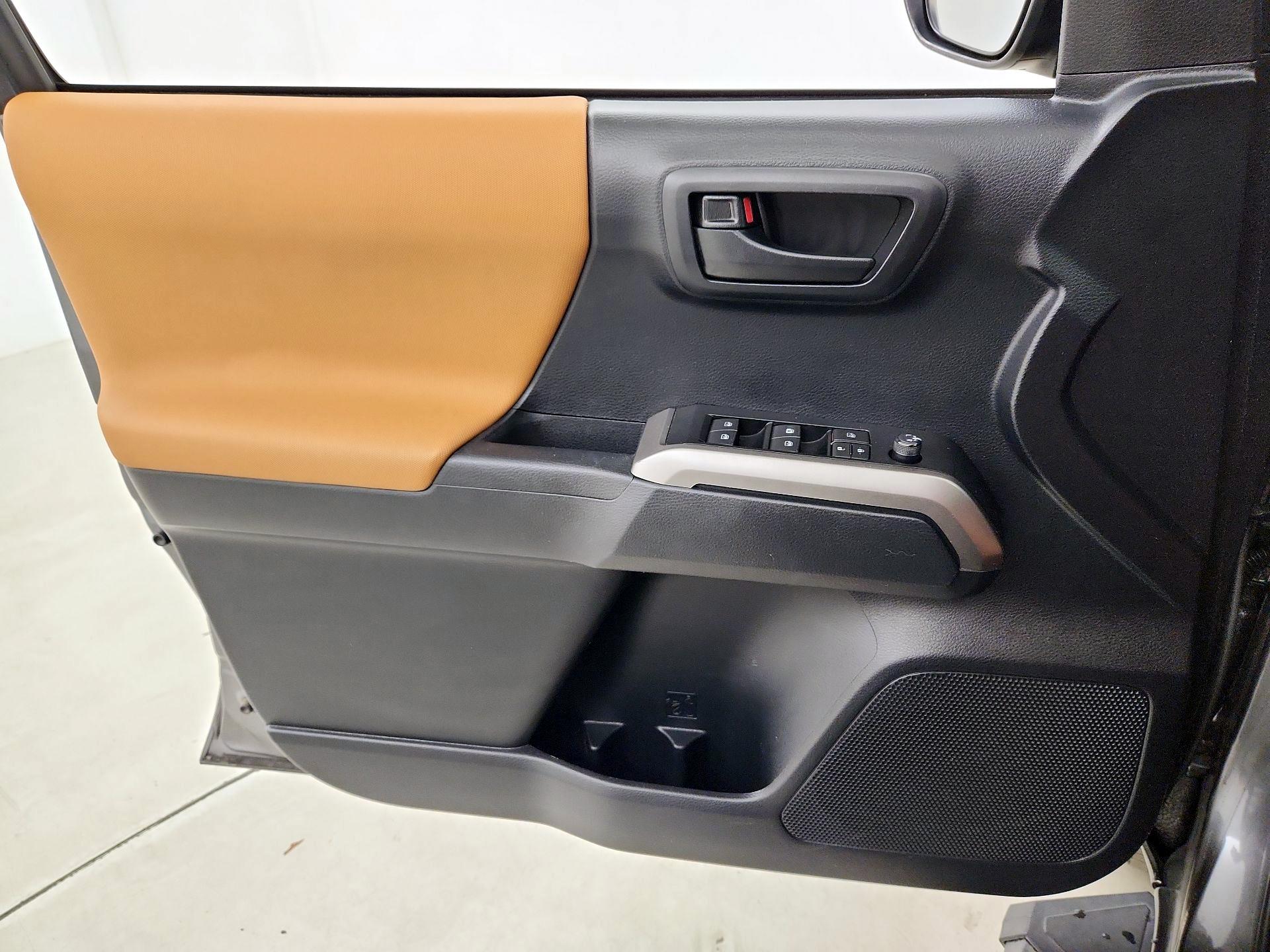 Thumbnail: 2019 Toyota Tacoma - 12