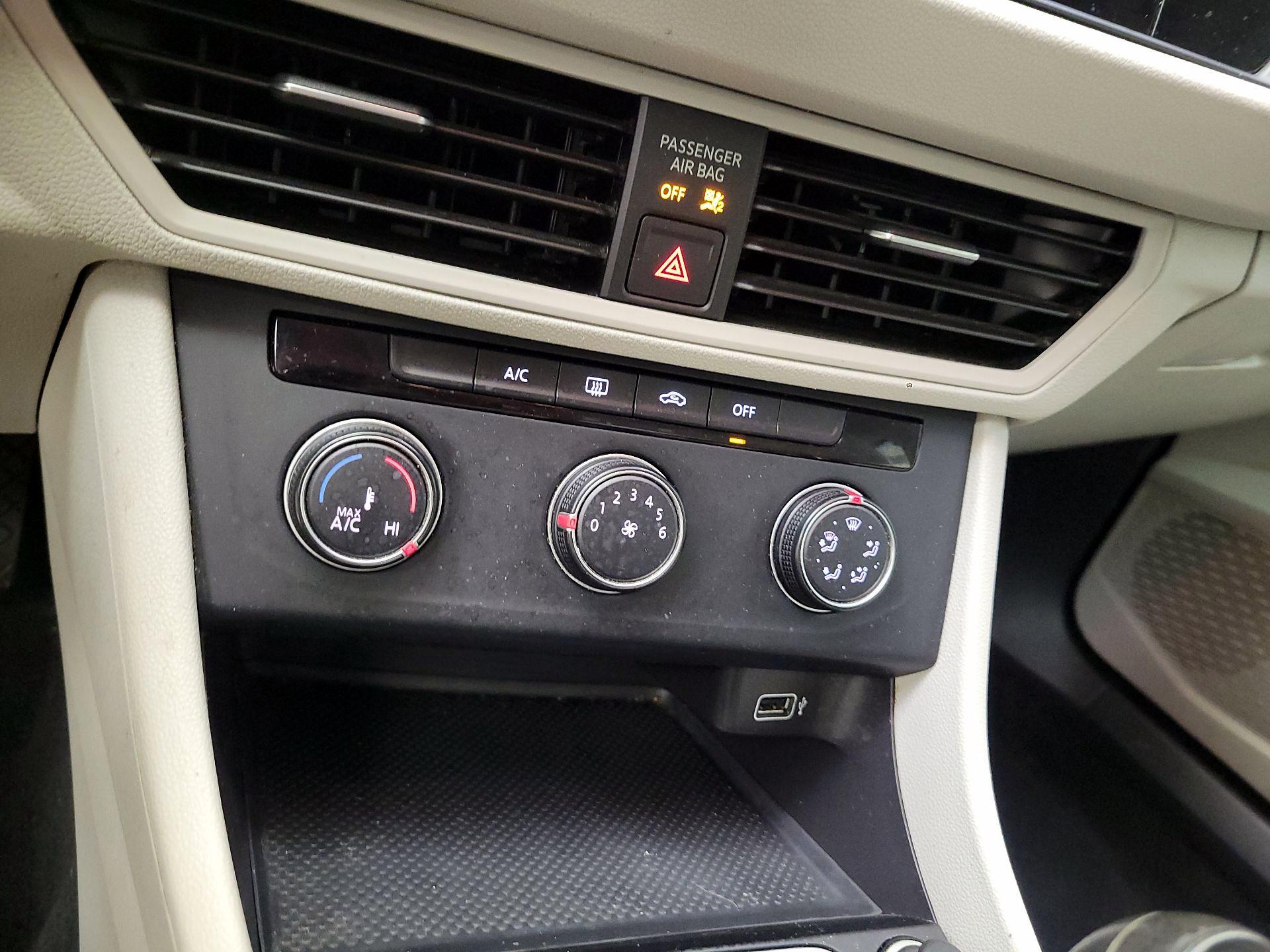 Thumbnail: 2019 Volkswagen Jetta - 16