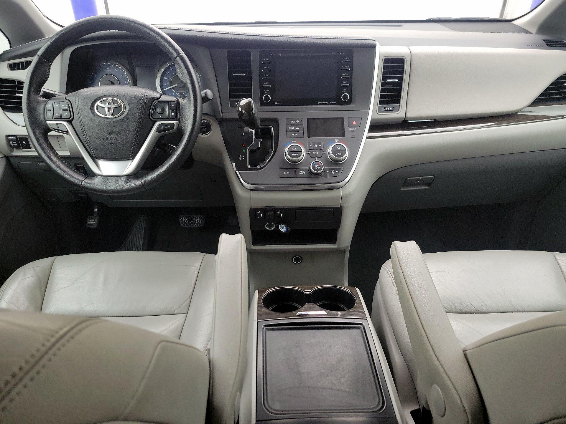 Thumbnail: 2018 Toyota Sienna - 9