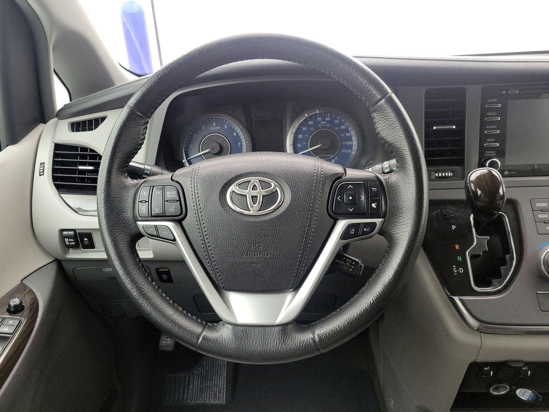 Thumbnail: 2018 Toyota Sienna - 10