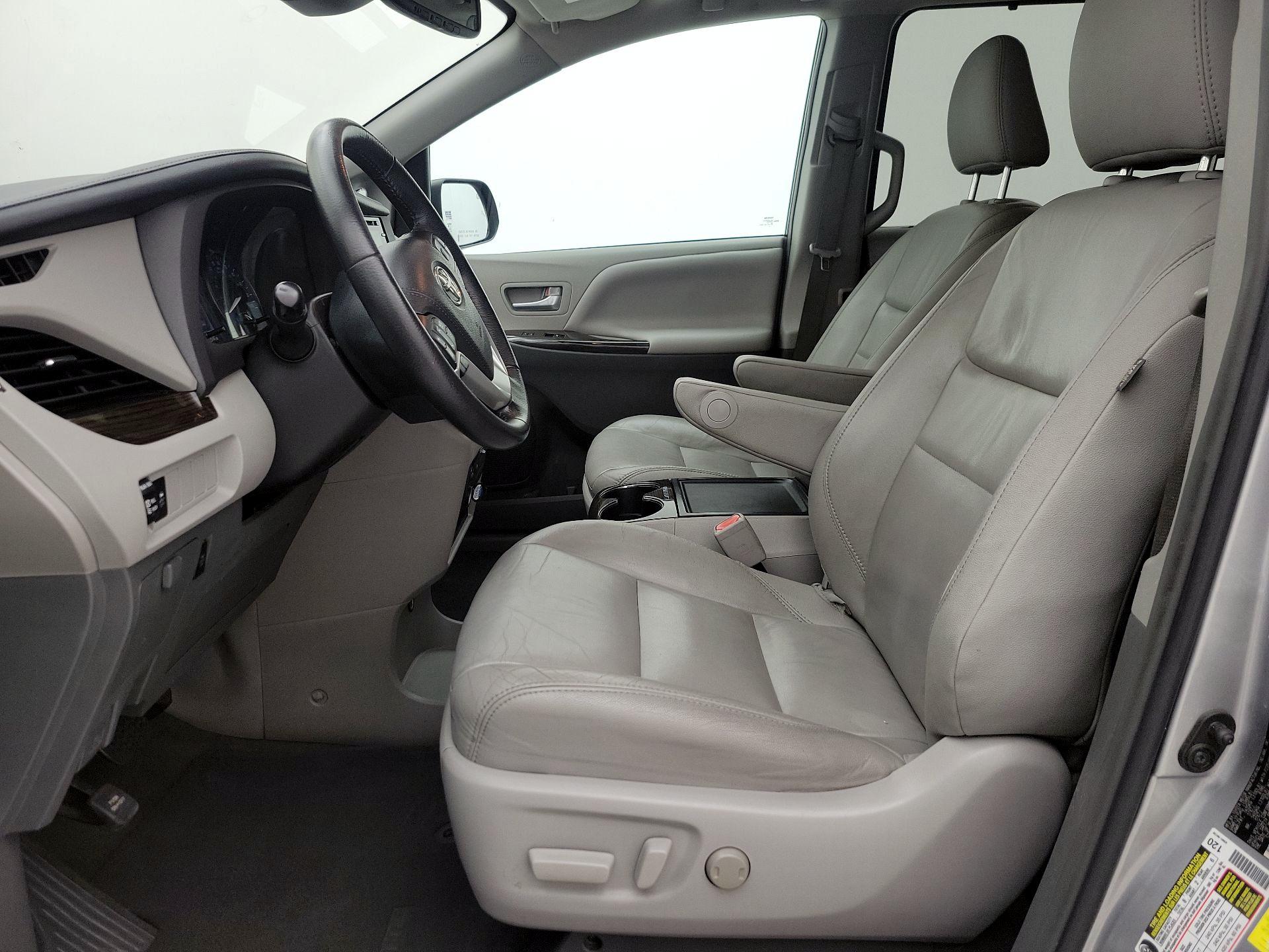 Thumbnail: 2018 Toyota Sienna - 11