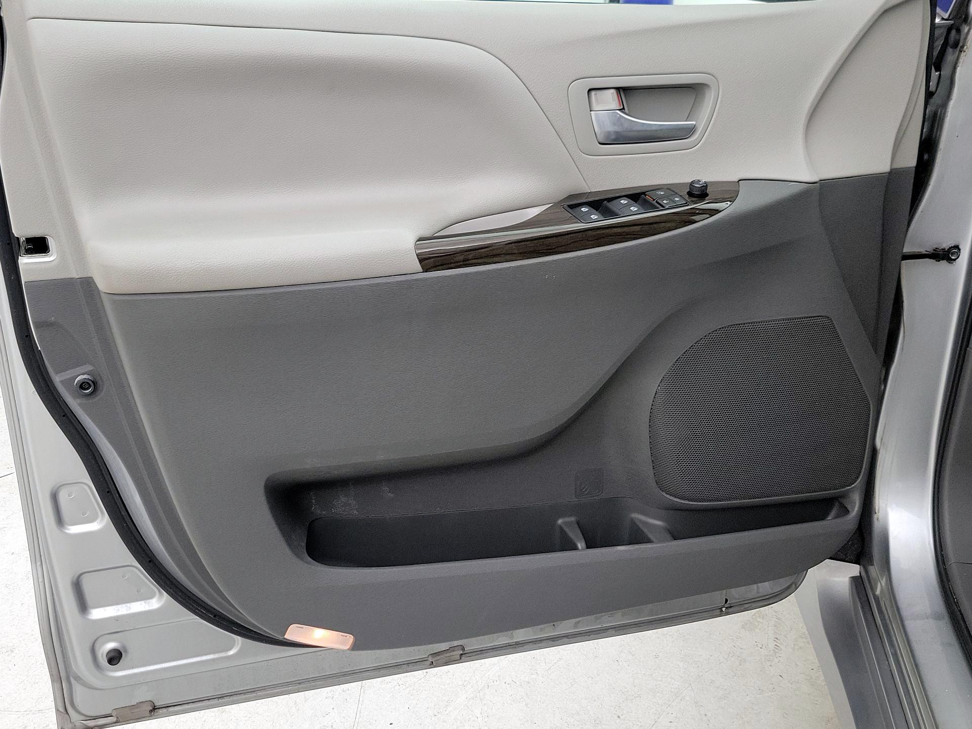 Thumbnail: 2018 Toyota Sienna - 12