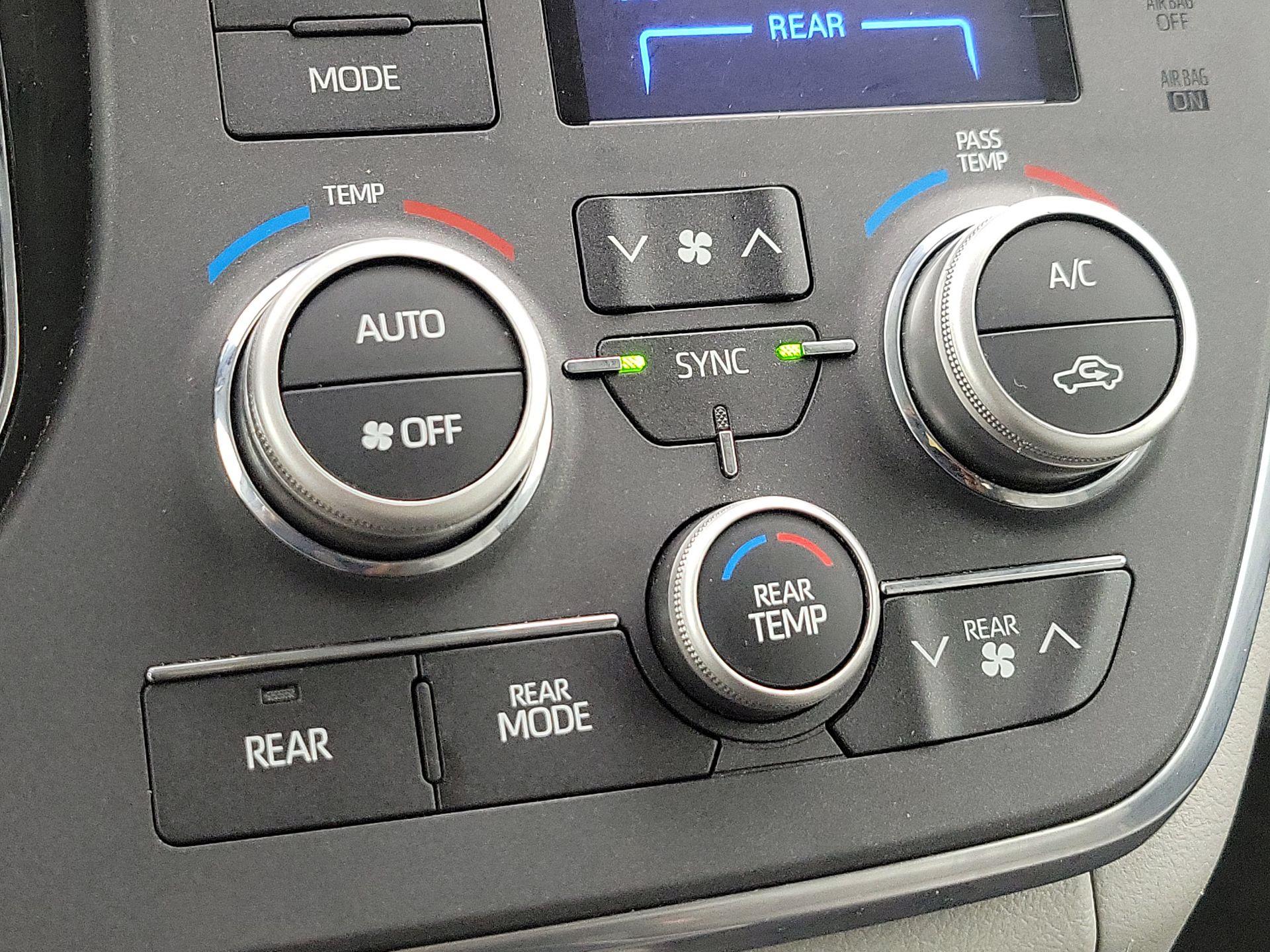 Thumbnail: 2018 Toyota Sienna - 16
