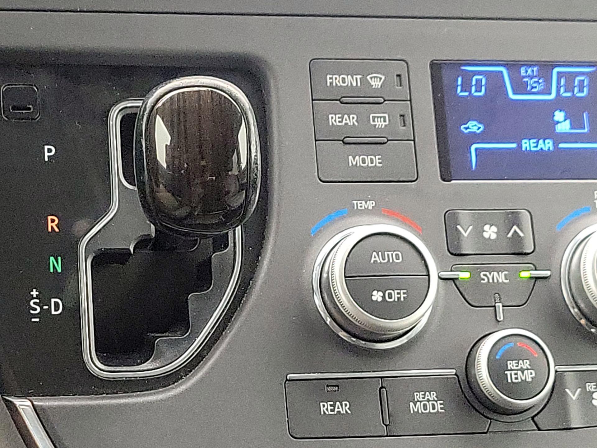 Thumbnail: 2018 Toyota Sienna - 17
