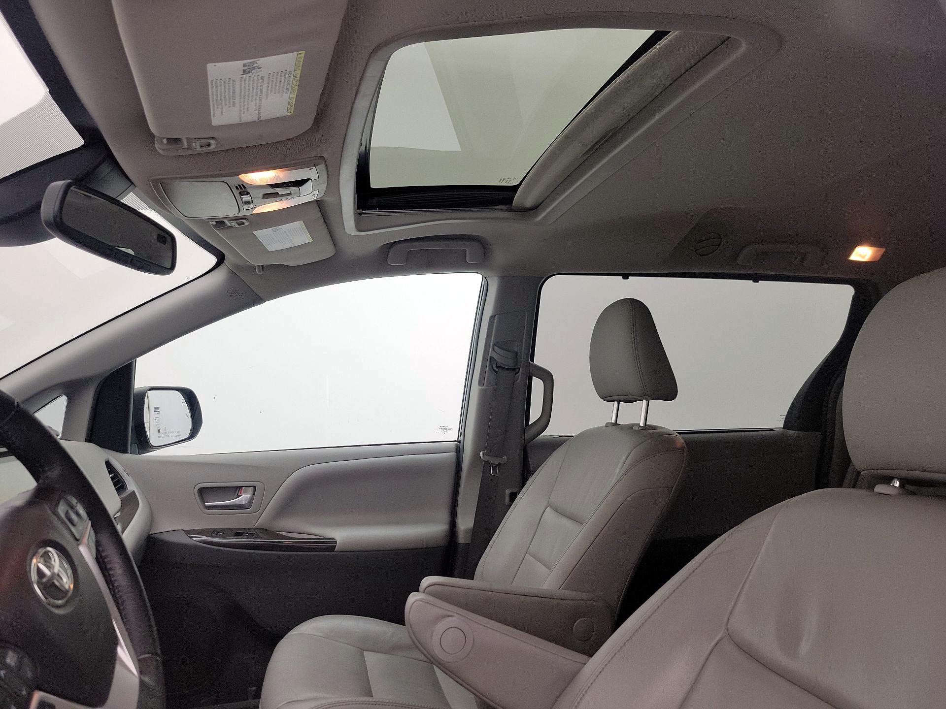 Thumbnail: 2018 Toyota Sienna - 19