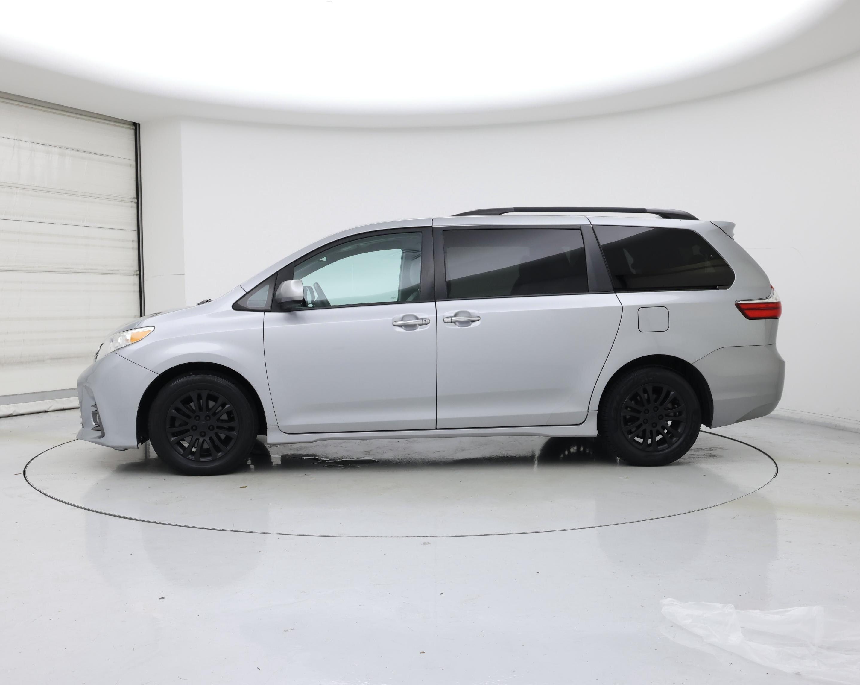 Thumbnail: 2018 Toyota Sienna - 3