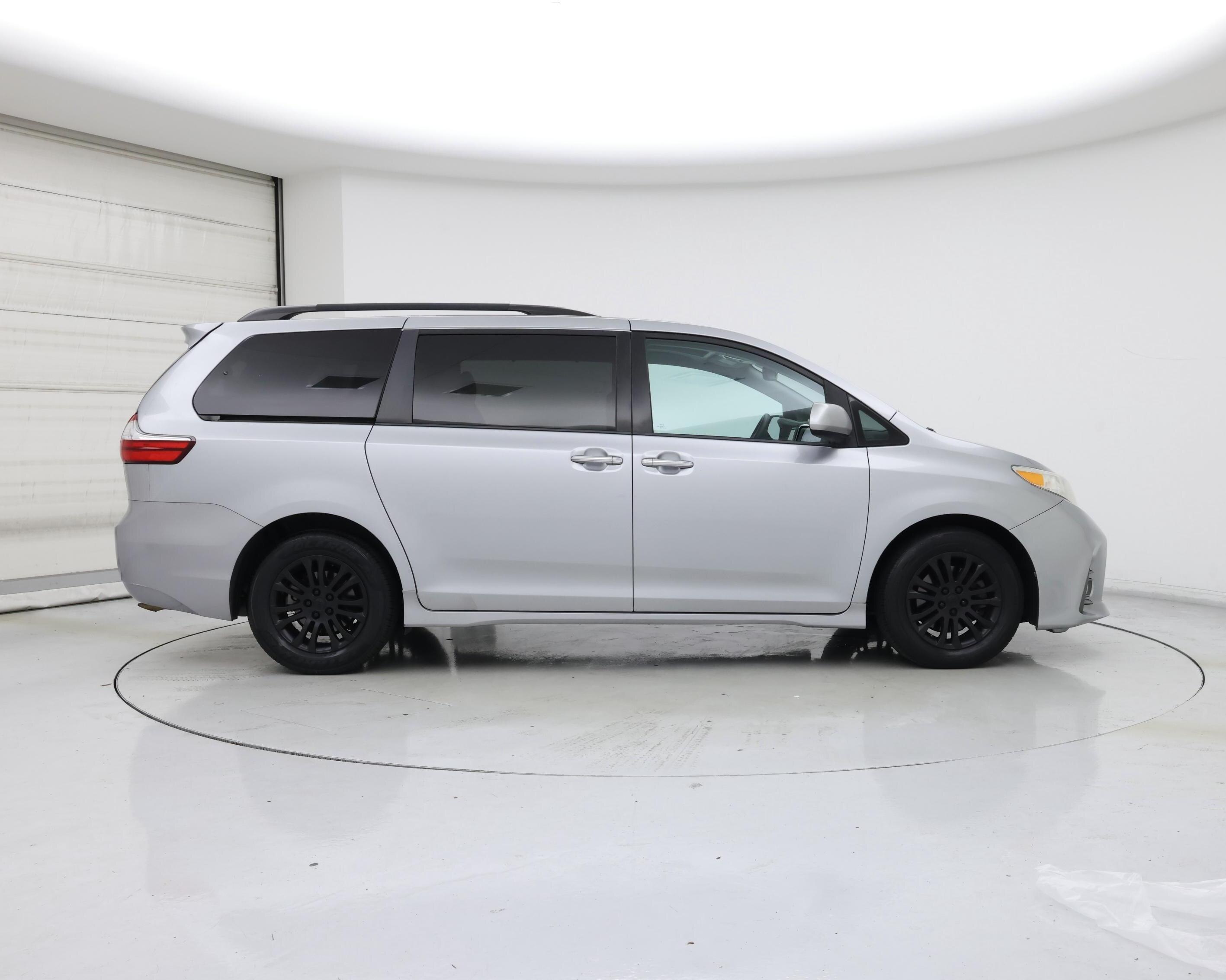 Thumbnail: 2018 Toyota Sienna - 7