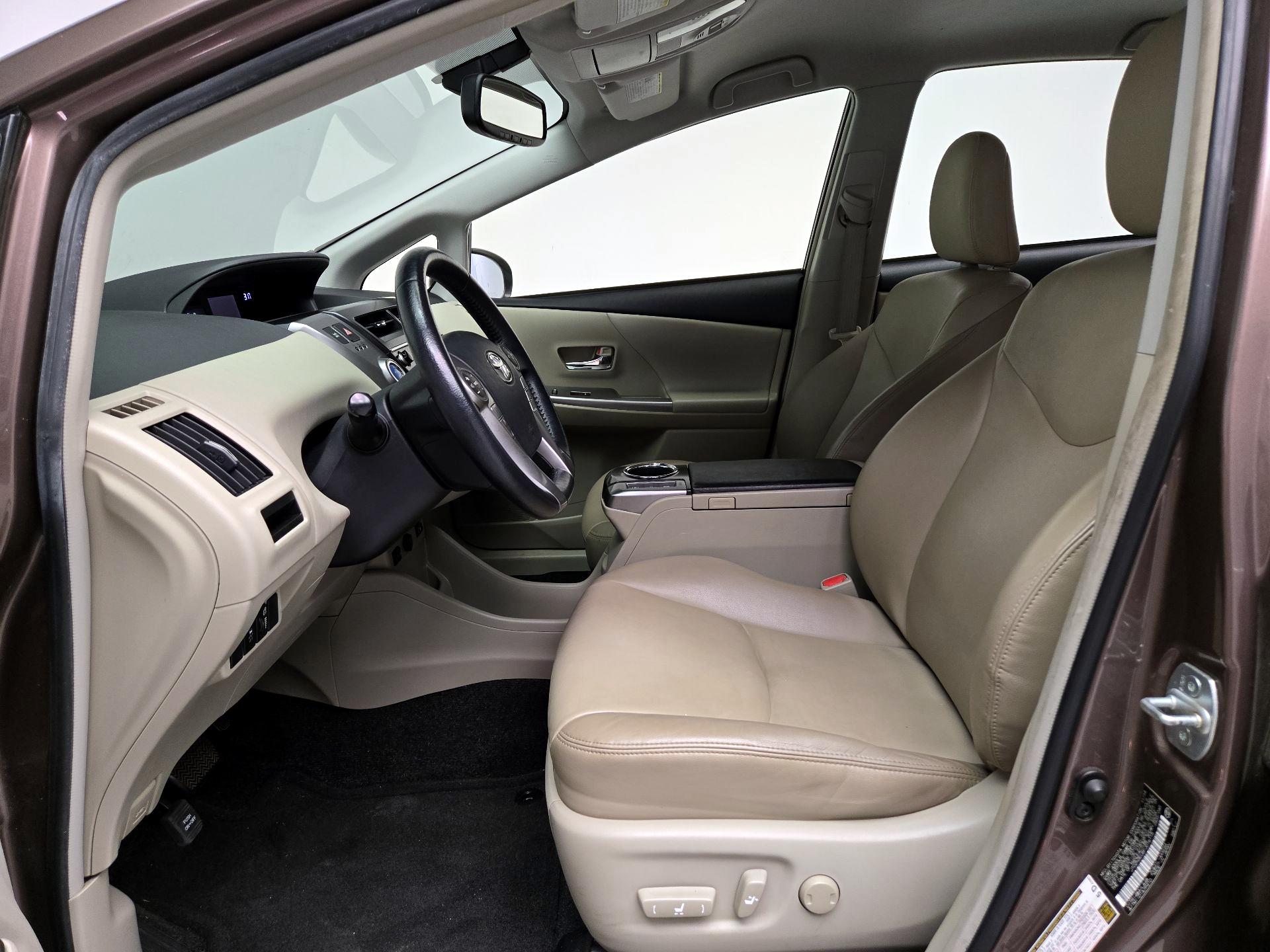 Thumbnail: 2015 Toyota Prius v - 11