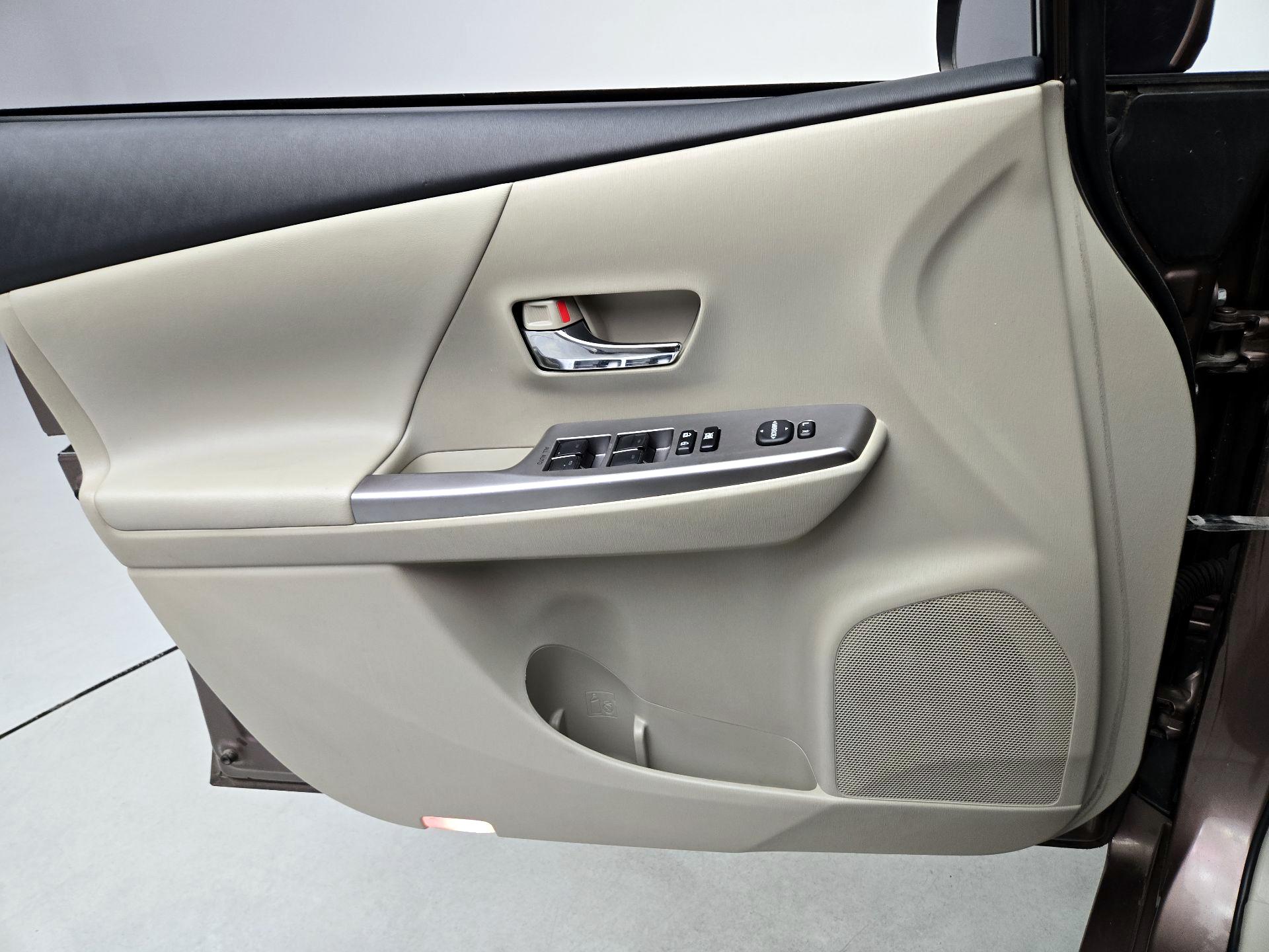Thumbnail: 2015 Toyota Prius v - 12