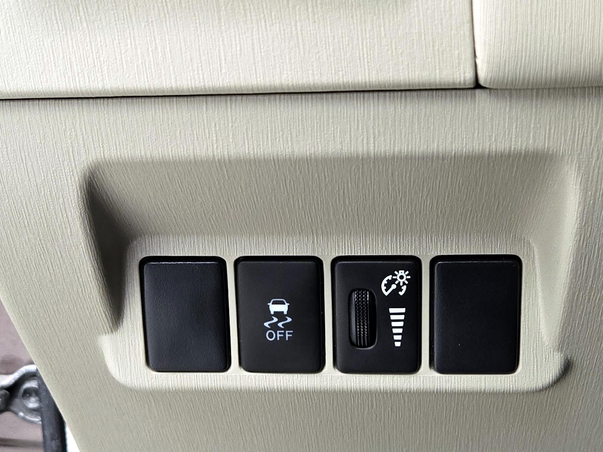Thumbnail: 2015 Toyota Prius v - 13