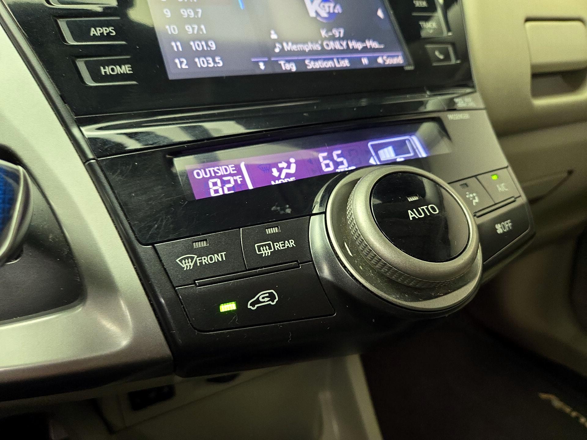 Thumbnail: 2015 Toyota Prius v - 17