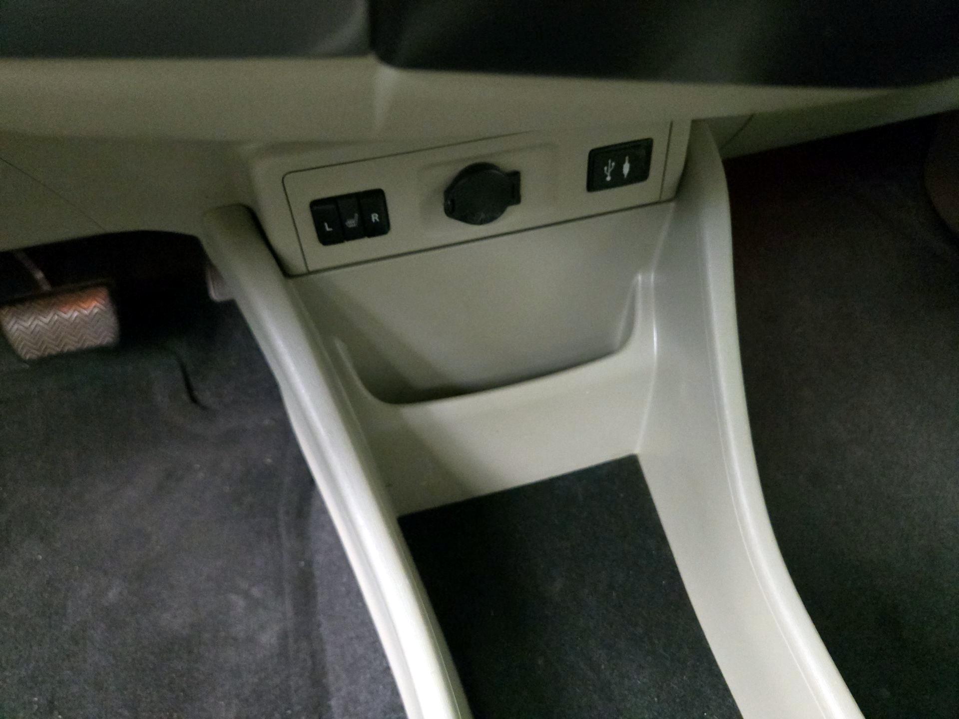 Thumbnail: 2015 Toyota Prius v - 19