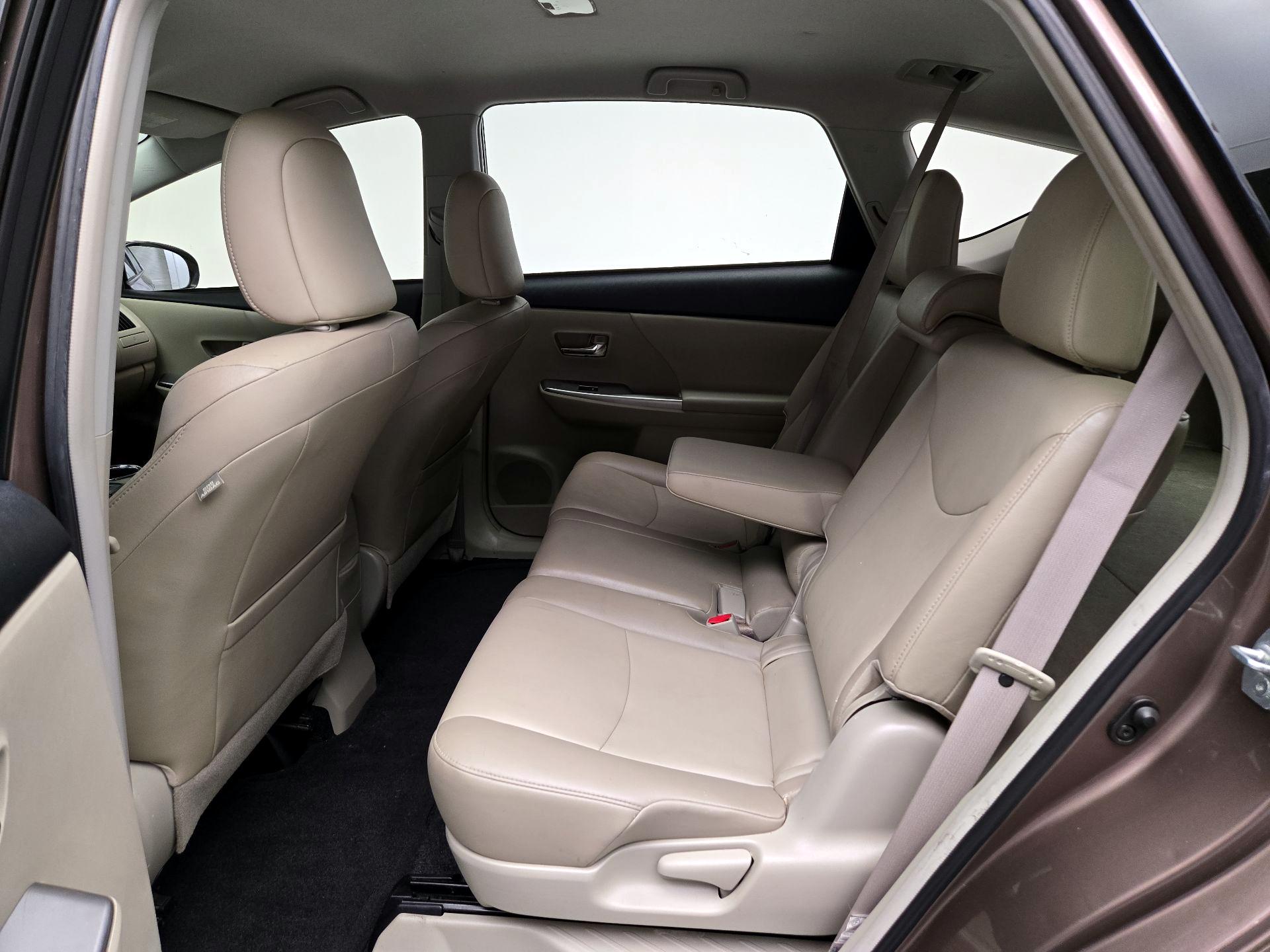 Thumbnail: 2015 Toyota Prius v - 20