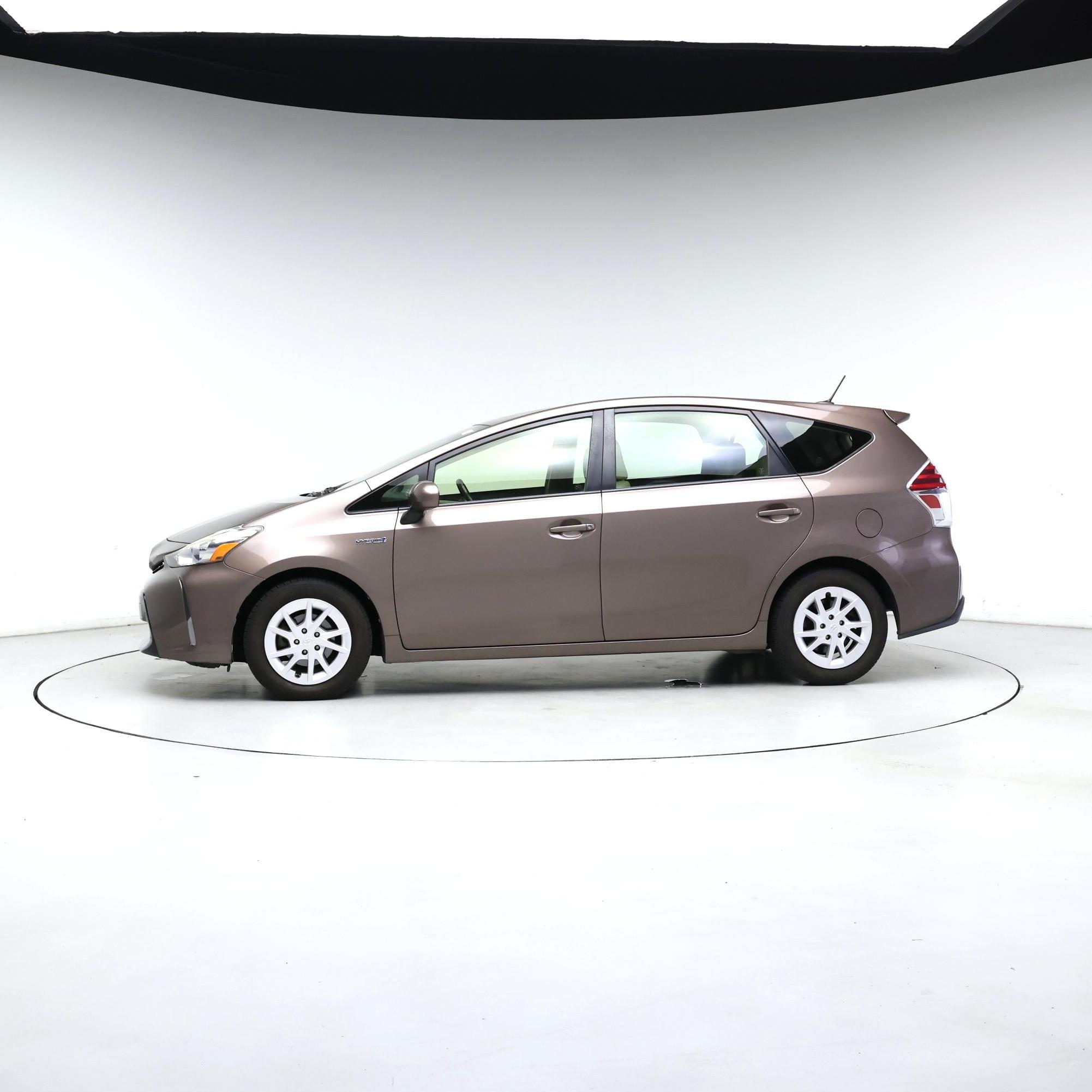 Thumbnail: 2015 Toyota Prius v - 3