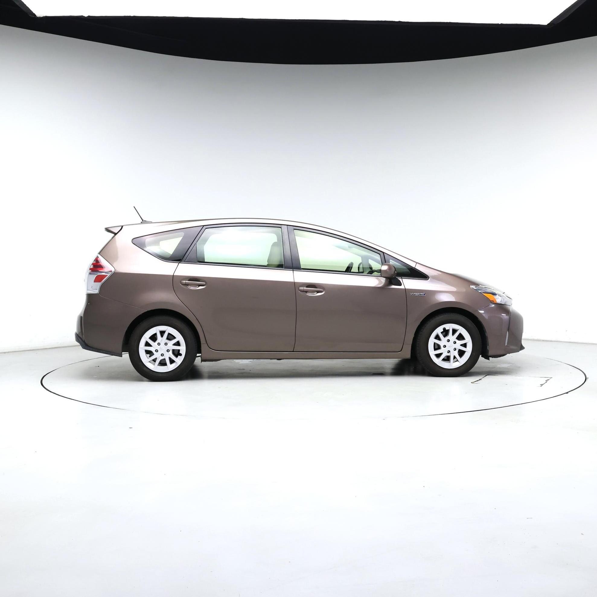 Thumbnail: 2015 Toyota Prius v - 7