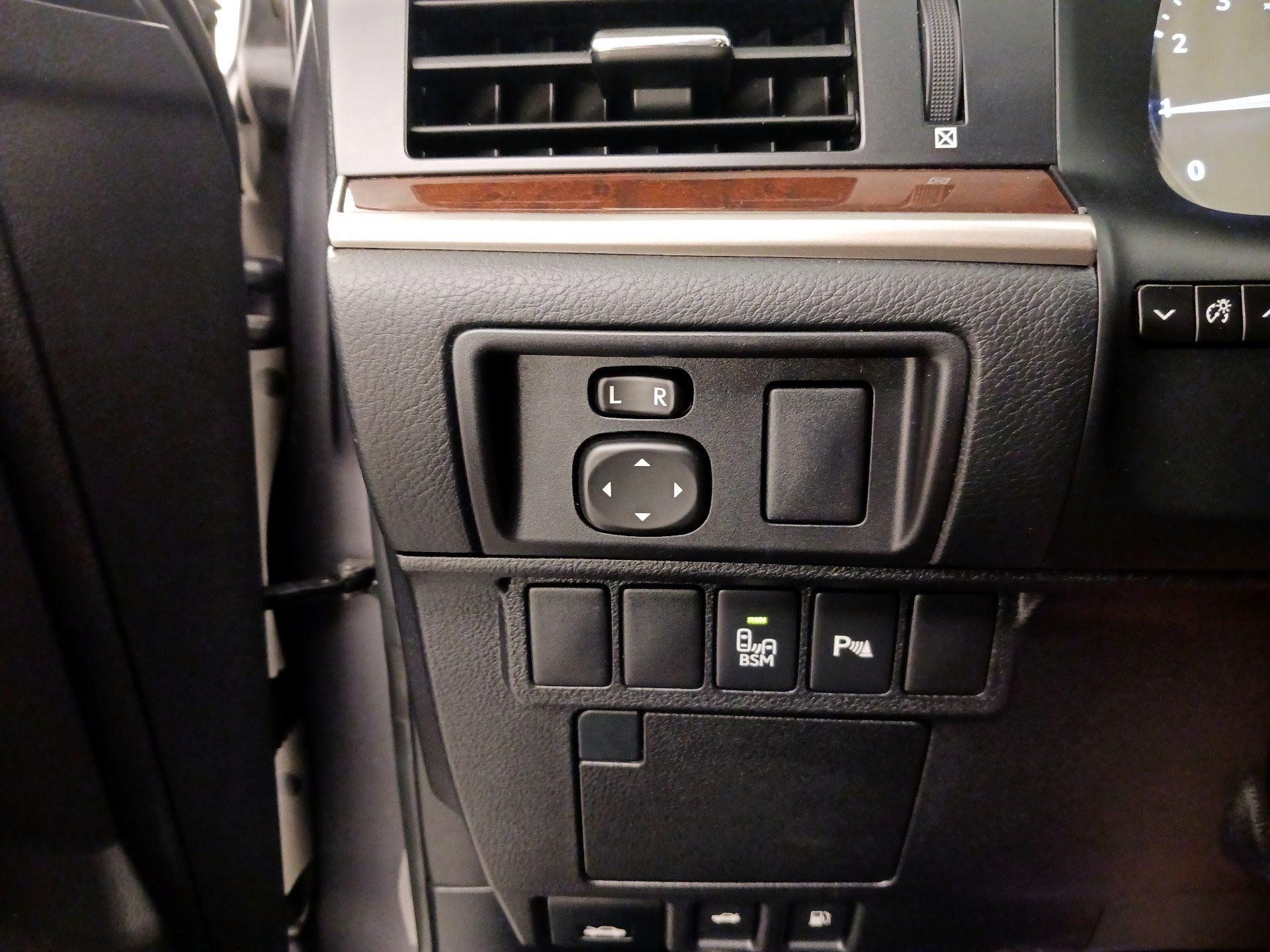 Thumbnail: 2015 Lexus ES - 13