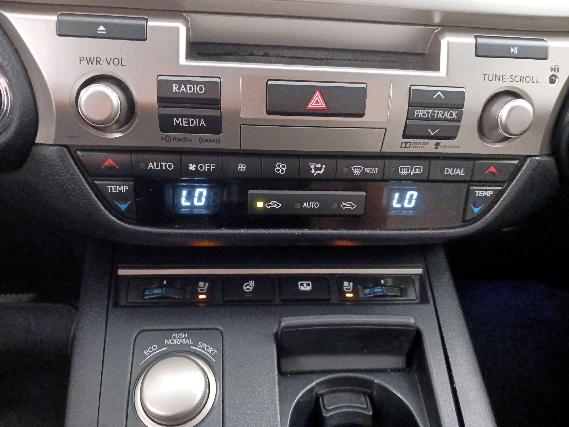 Thumbnail: 2015 Lexus ES - 16