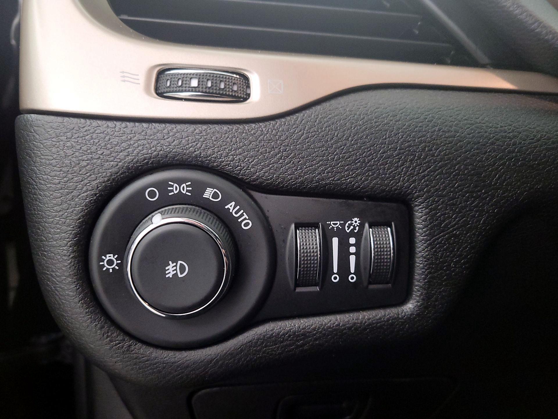 Thumbnail: 2017 Jeep Cherokee - 13