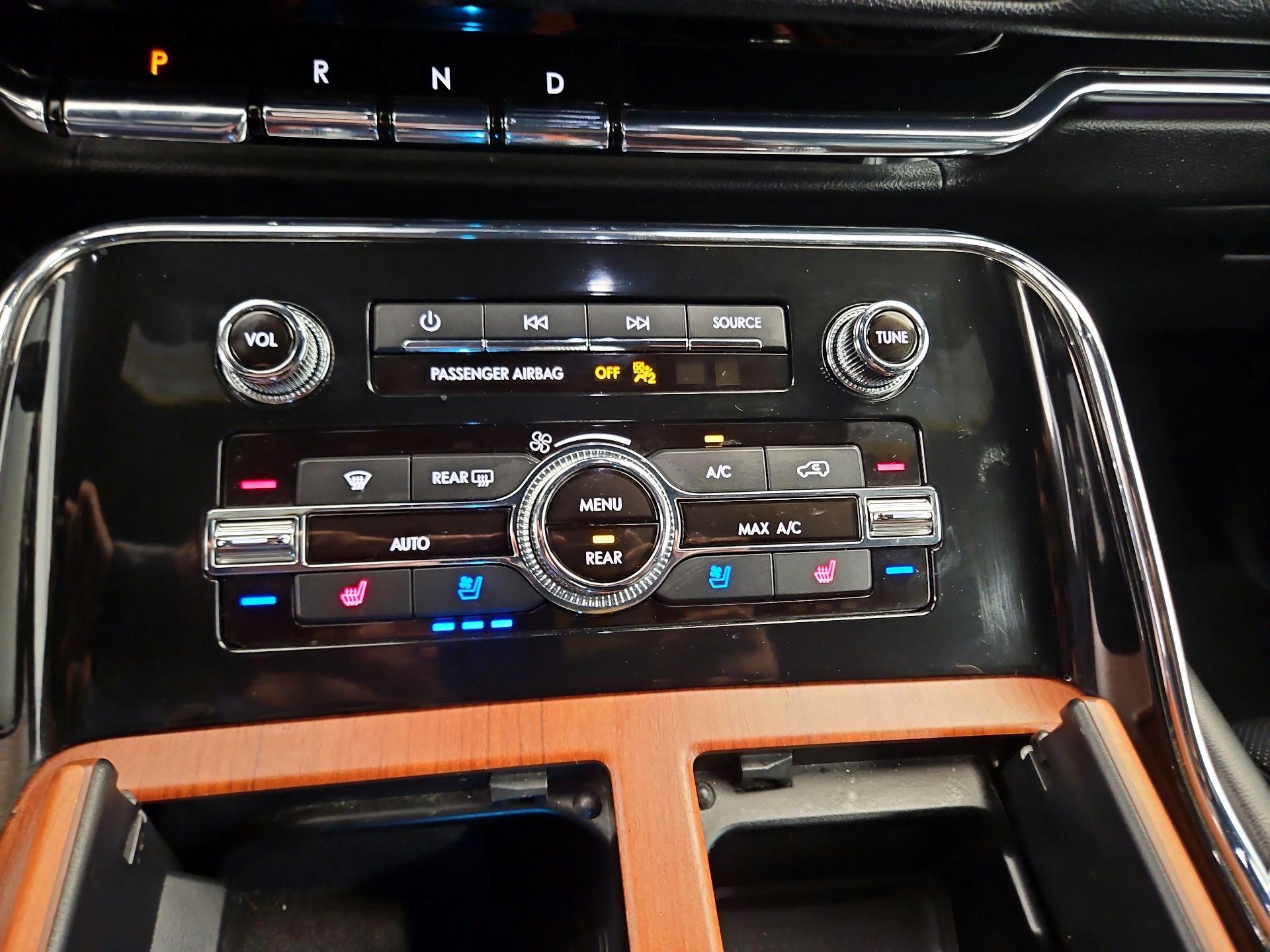 Thumbnail: 2019 Lincoln Navigator L - 16