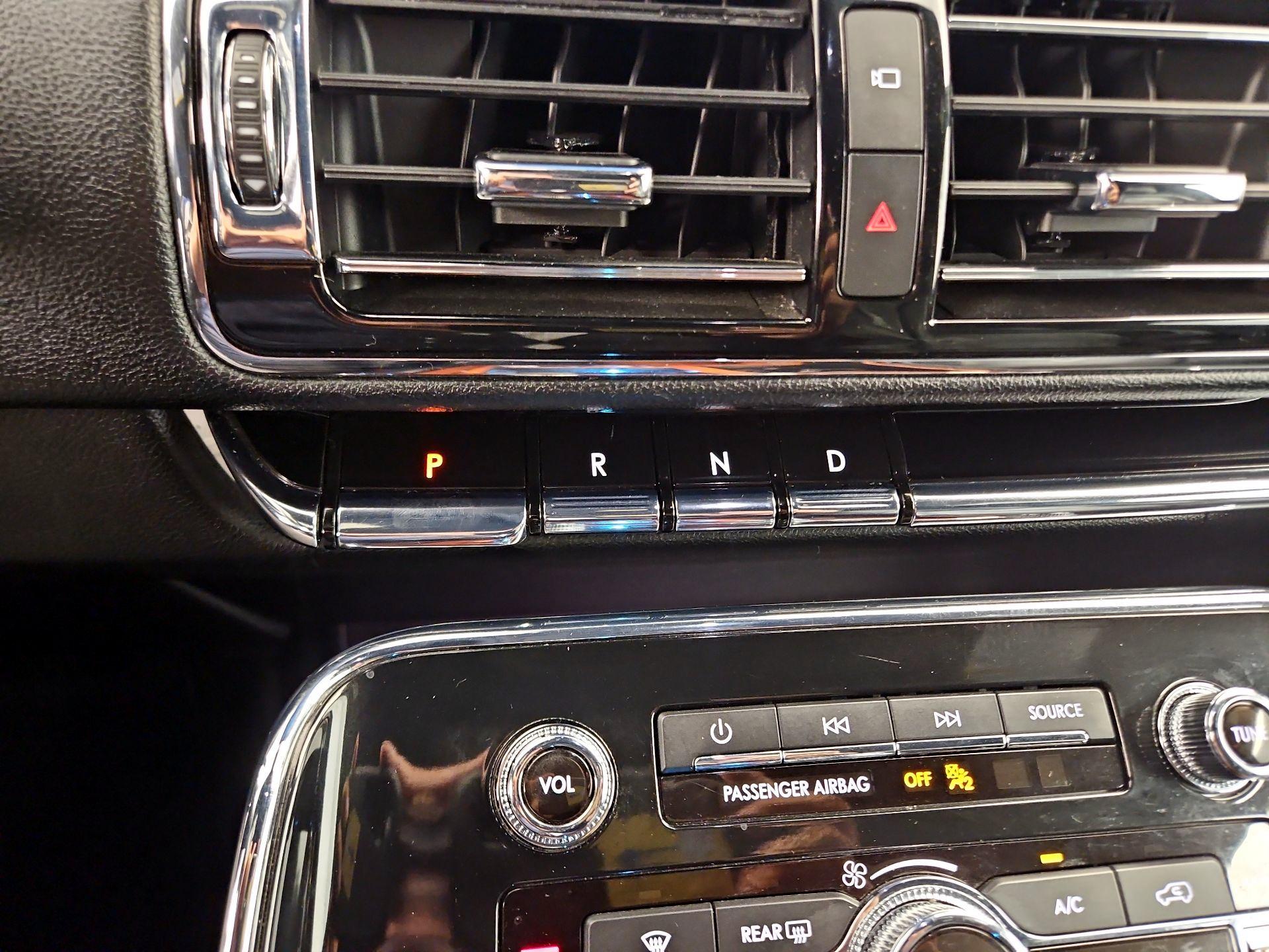 Thumbnail: 2019 Lincoln Navigator L - 17