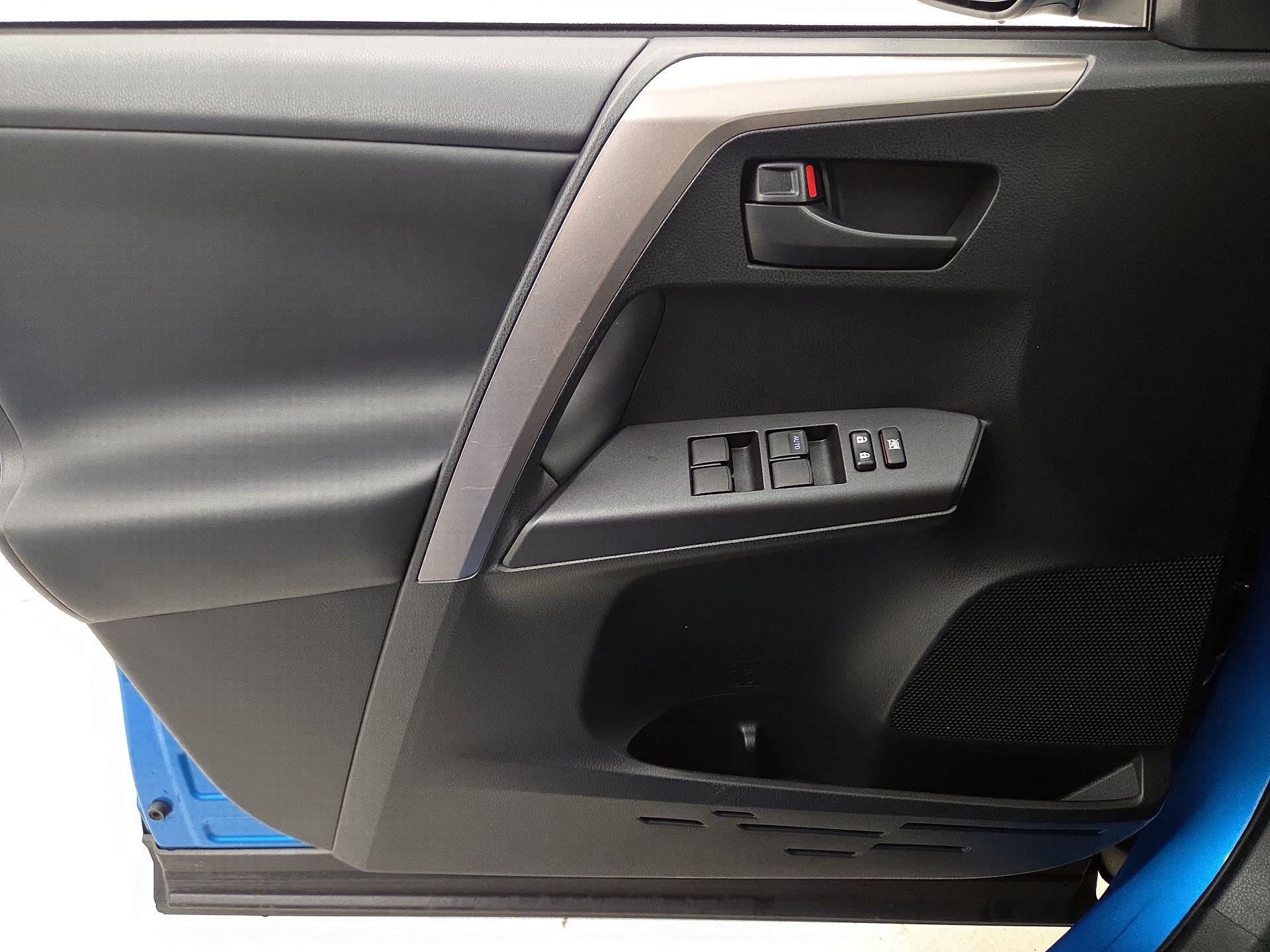 Thumbnail: 2018 Toyota RAV4 - 12
