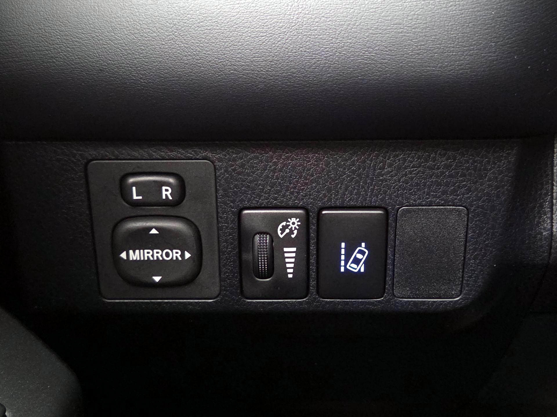 Thumbnail: 2018 Toyota RAV4 - 13