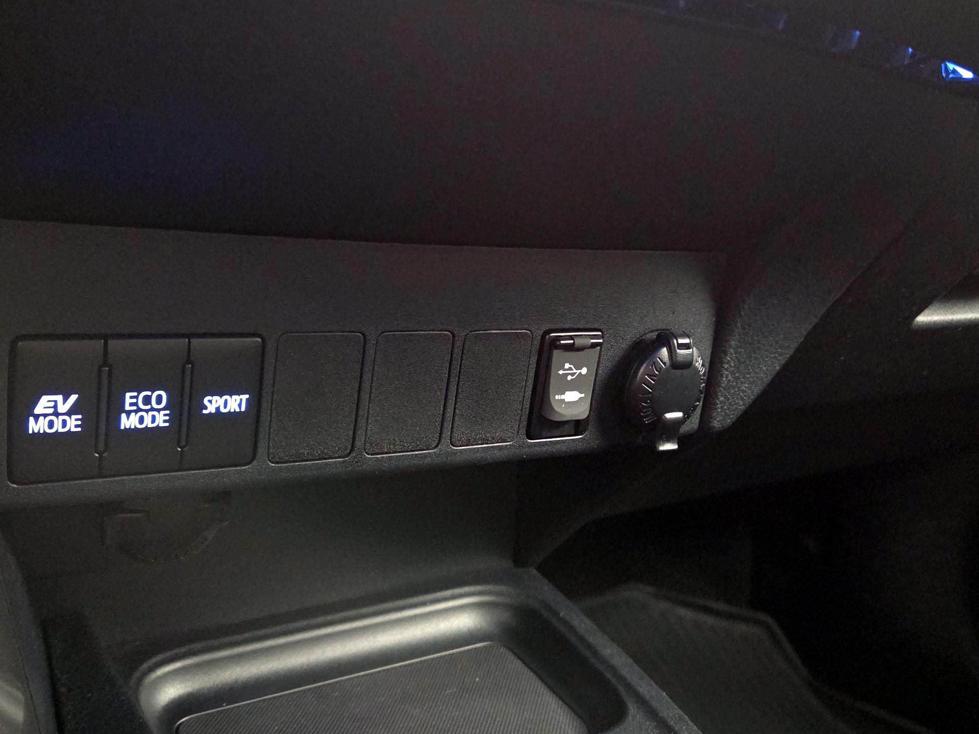 Thumbnail: 2018 Toyota RAV4 - 18