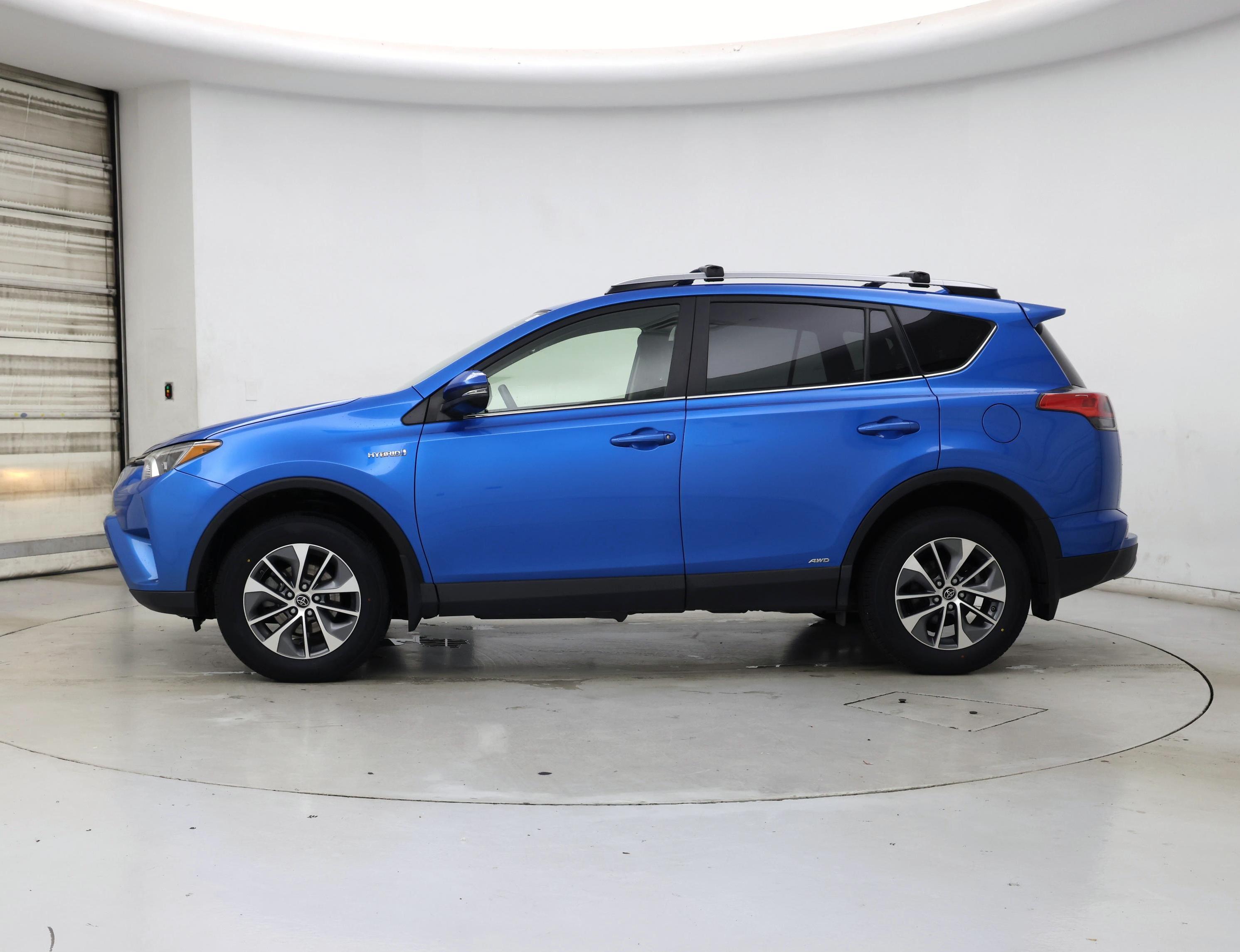 Thumbnail: 2018 Toyota RAV4 - 3