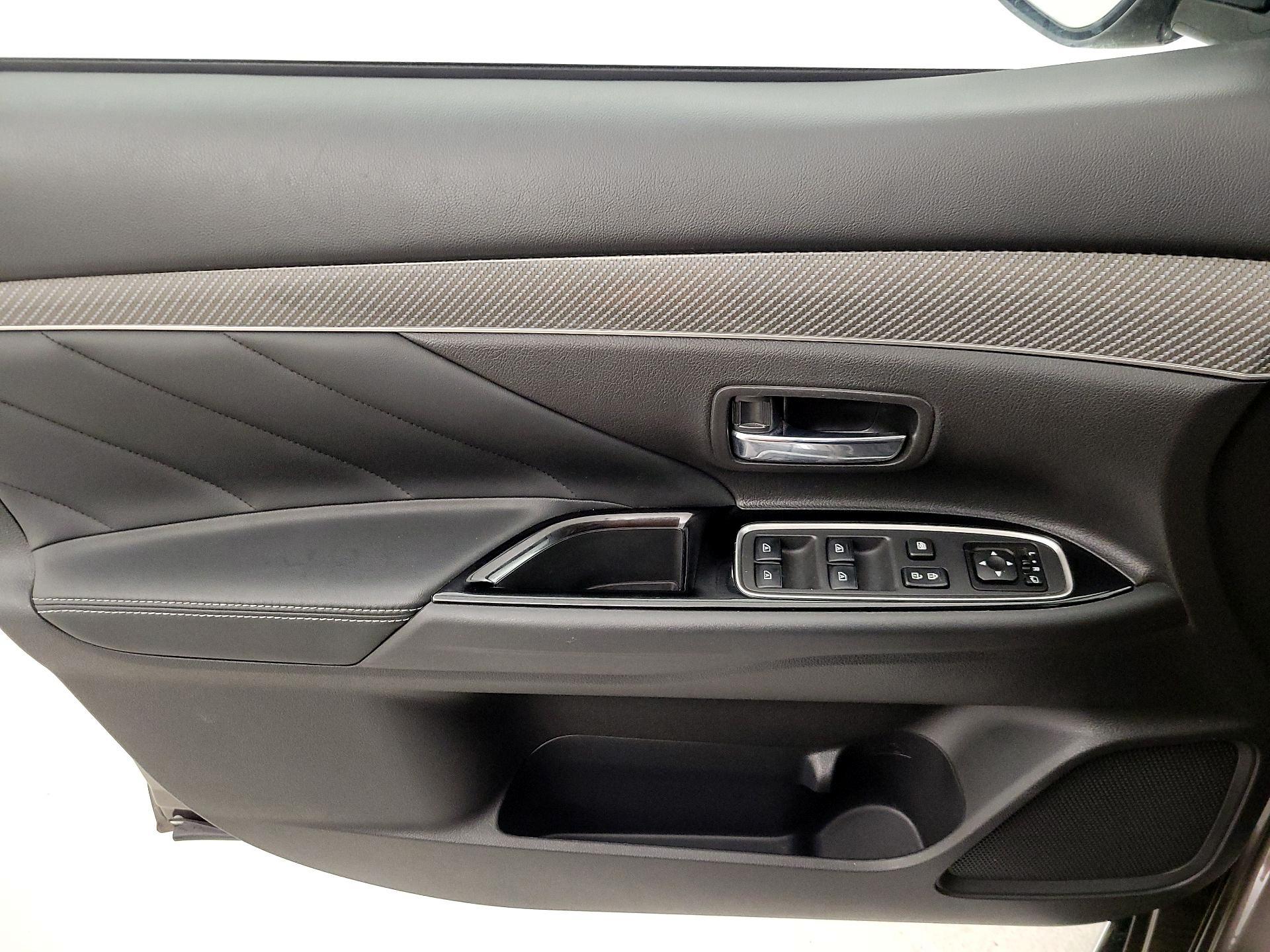 Thumbnail: 2019 Mitsubishi Outlander - 12