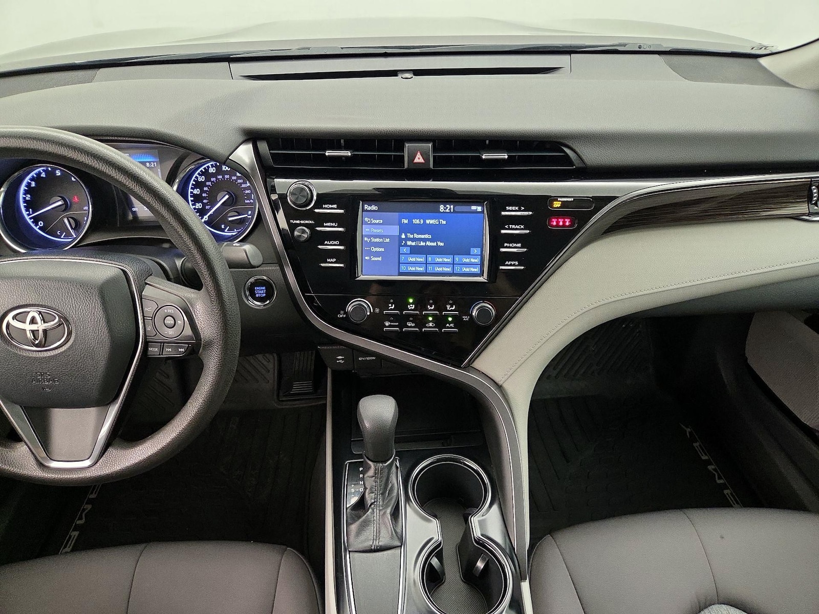 2019 Toyota Camry LE - Photo 10