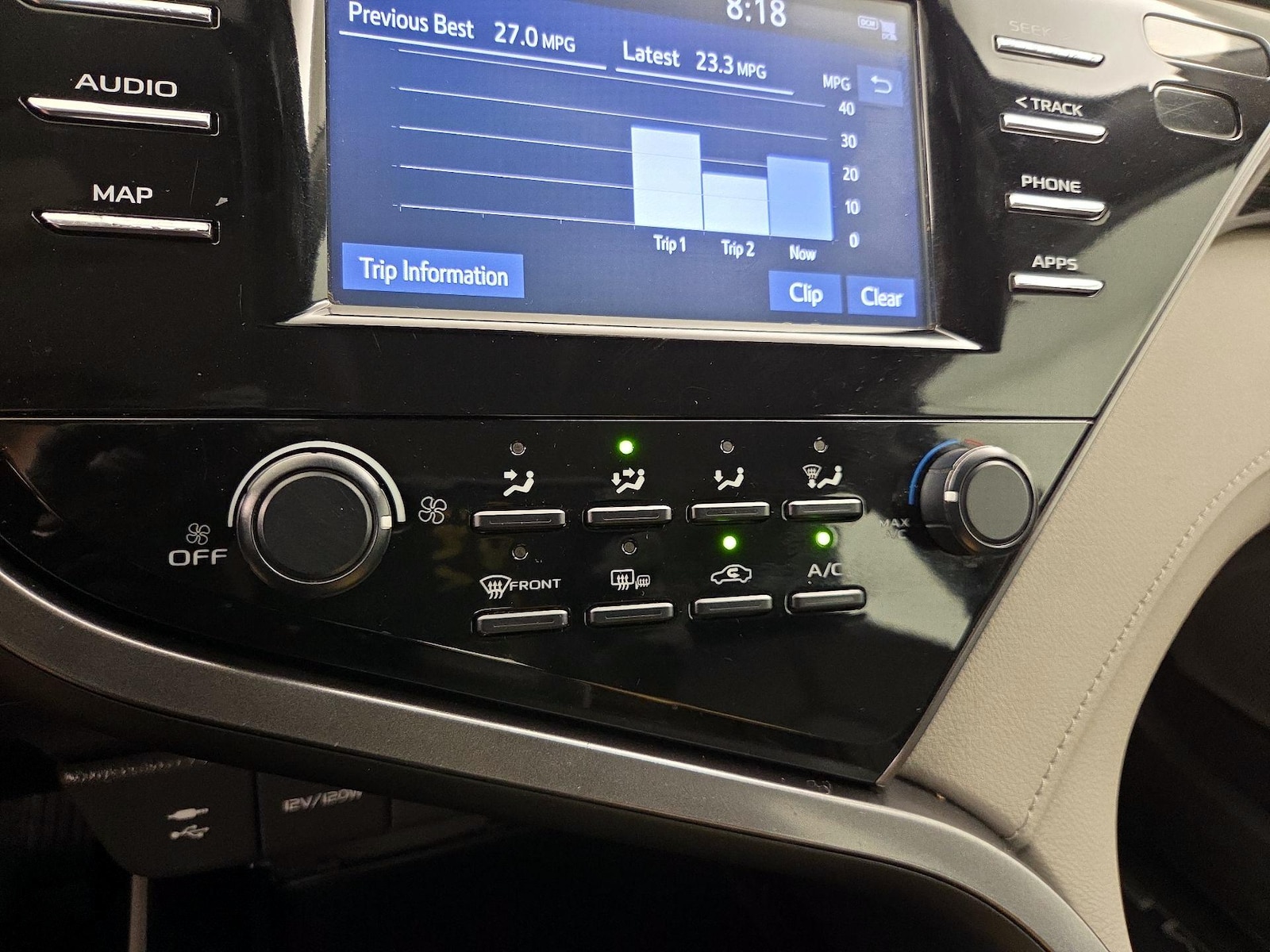 2019 Toyota Camry LE - Photo 18