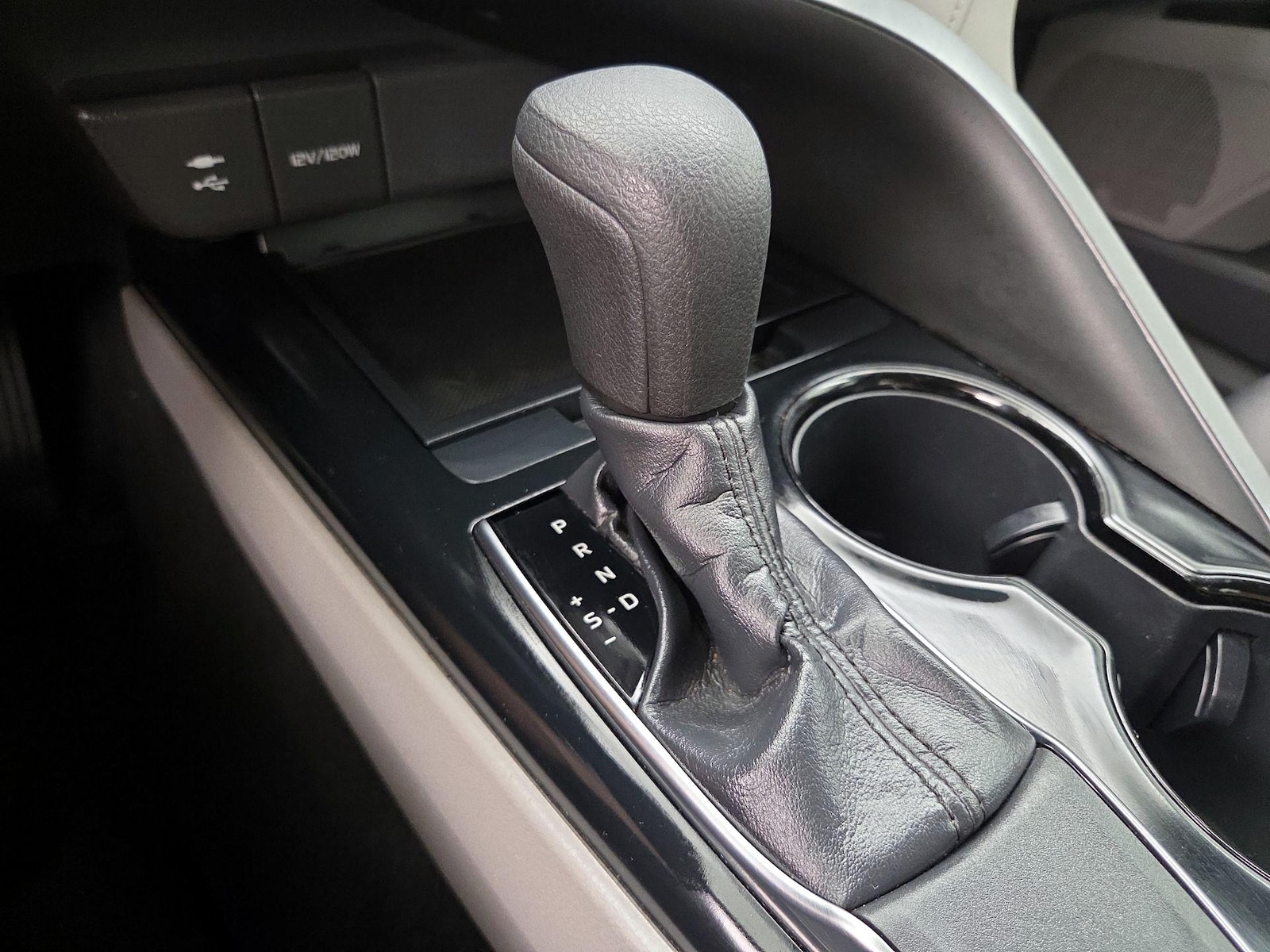 2019 Toyota Camry LE - Photo 19
