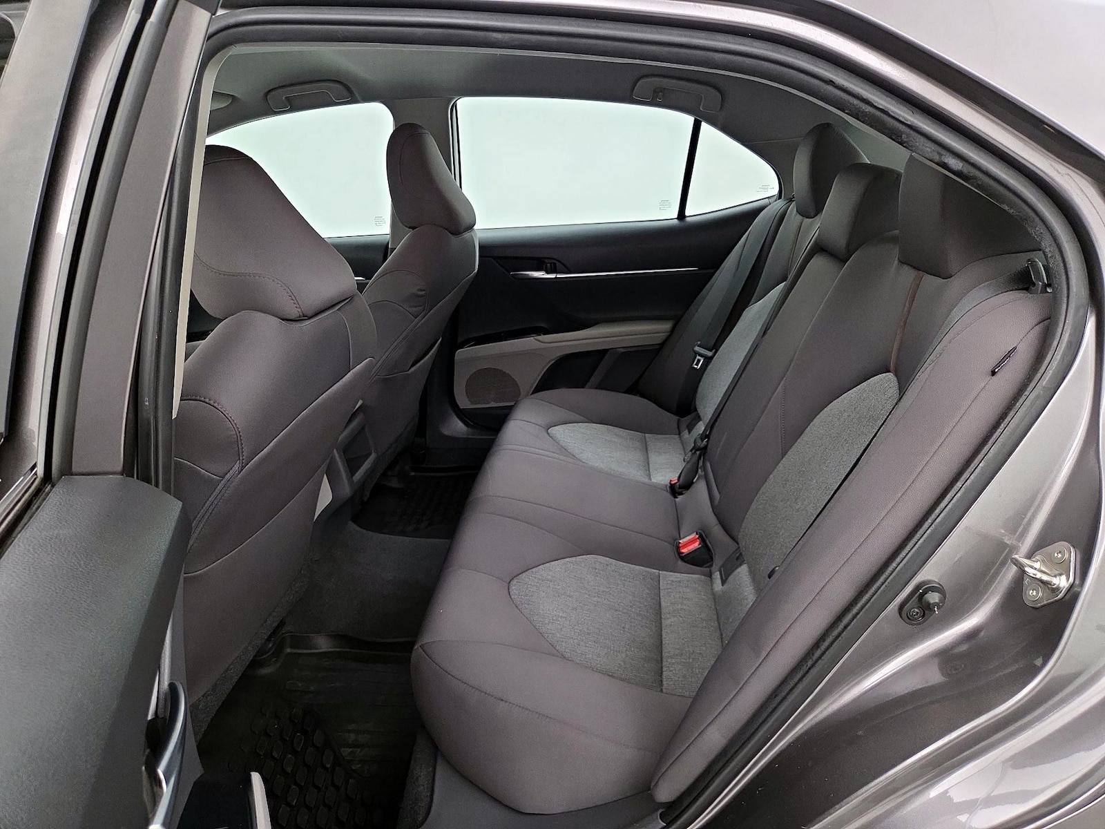 2019 Toyota Camry LE - Photo 21