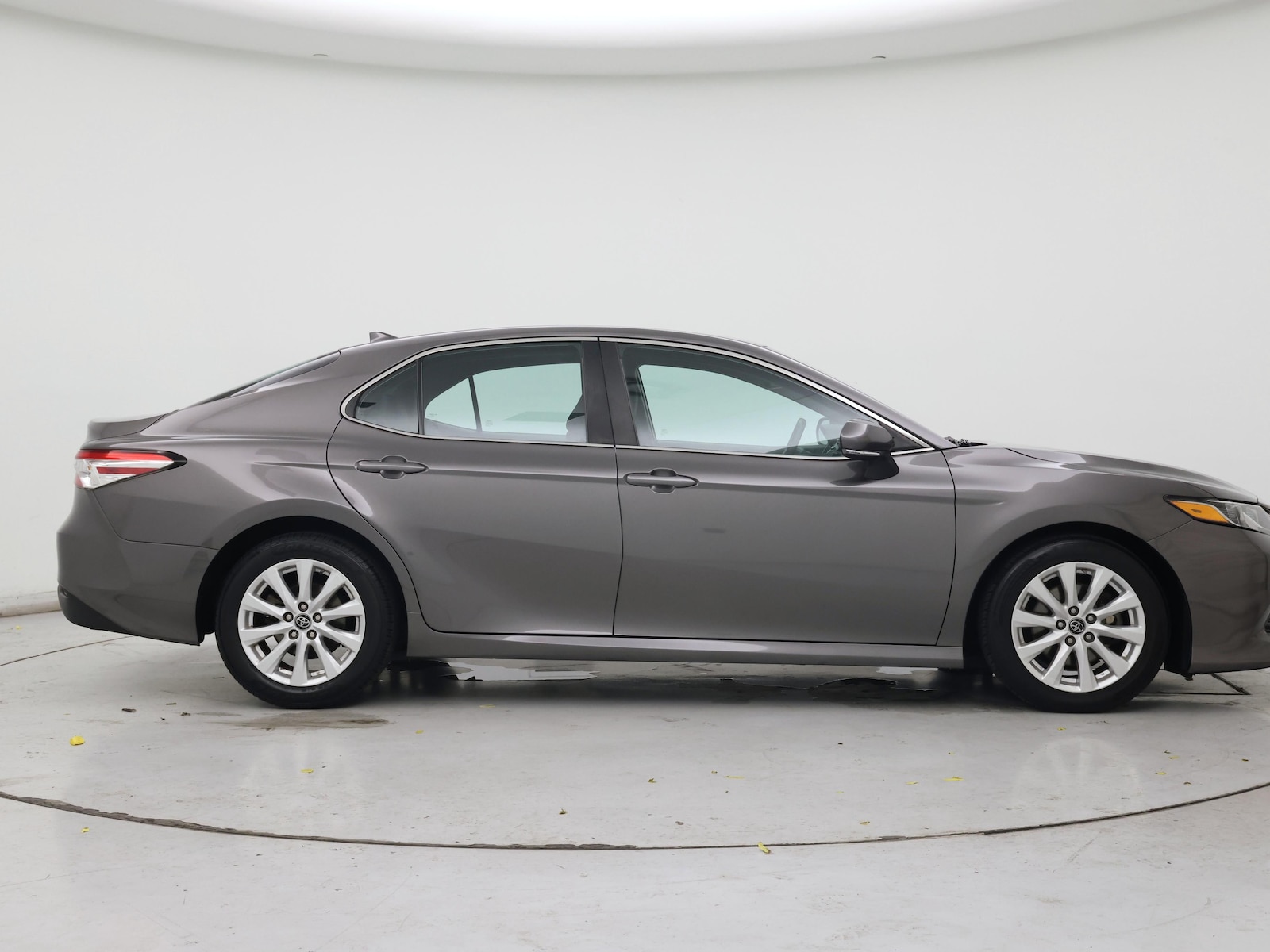 2019 Toyota Camry LE - Photo 8