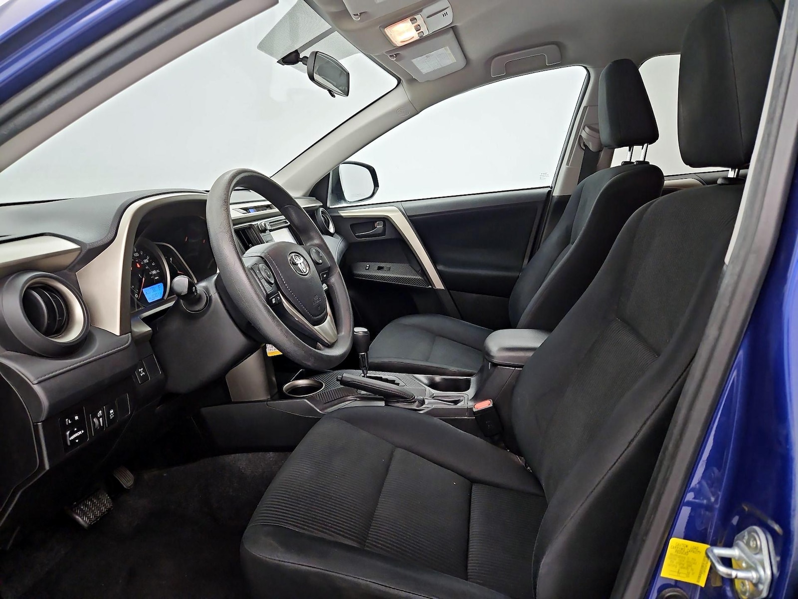 2015 Toyota RAV4 LE - Photo 12