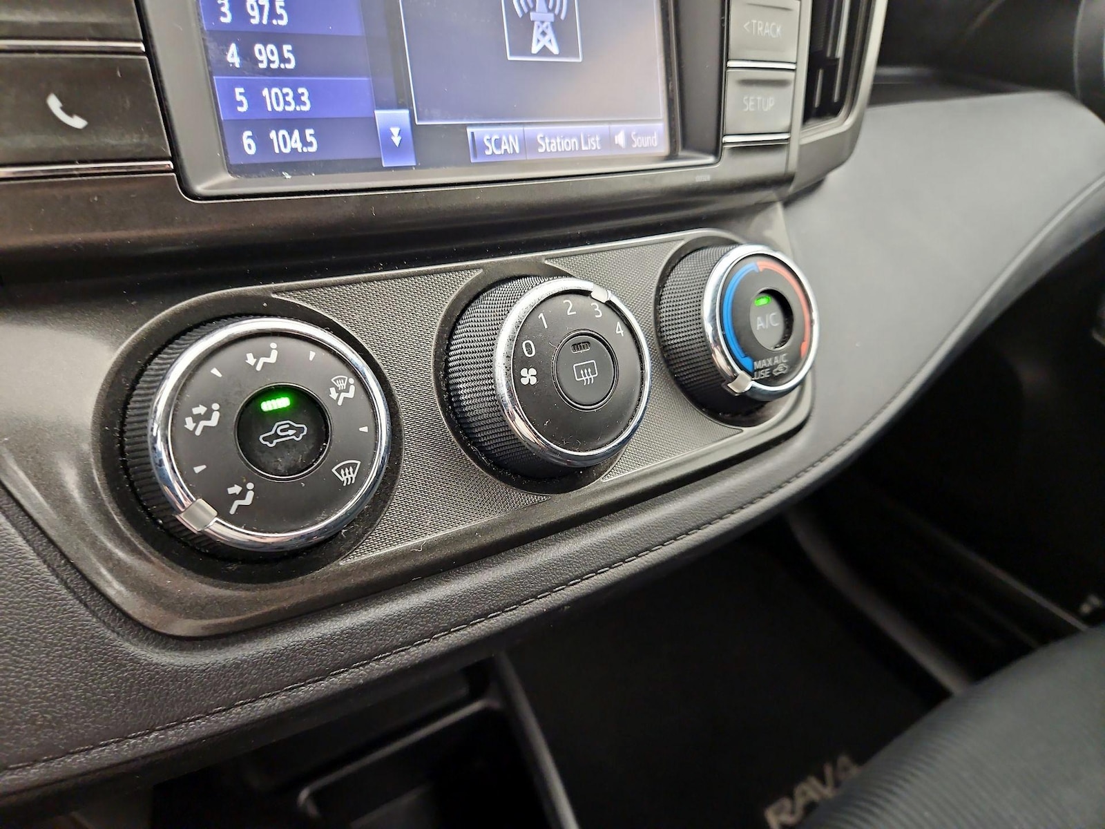 2015 Toyota RAV4 LE - Photo 17