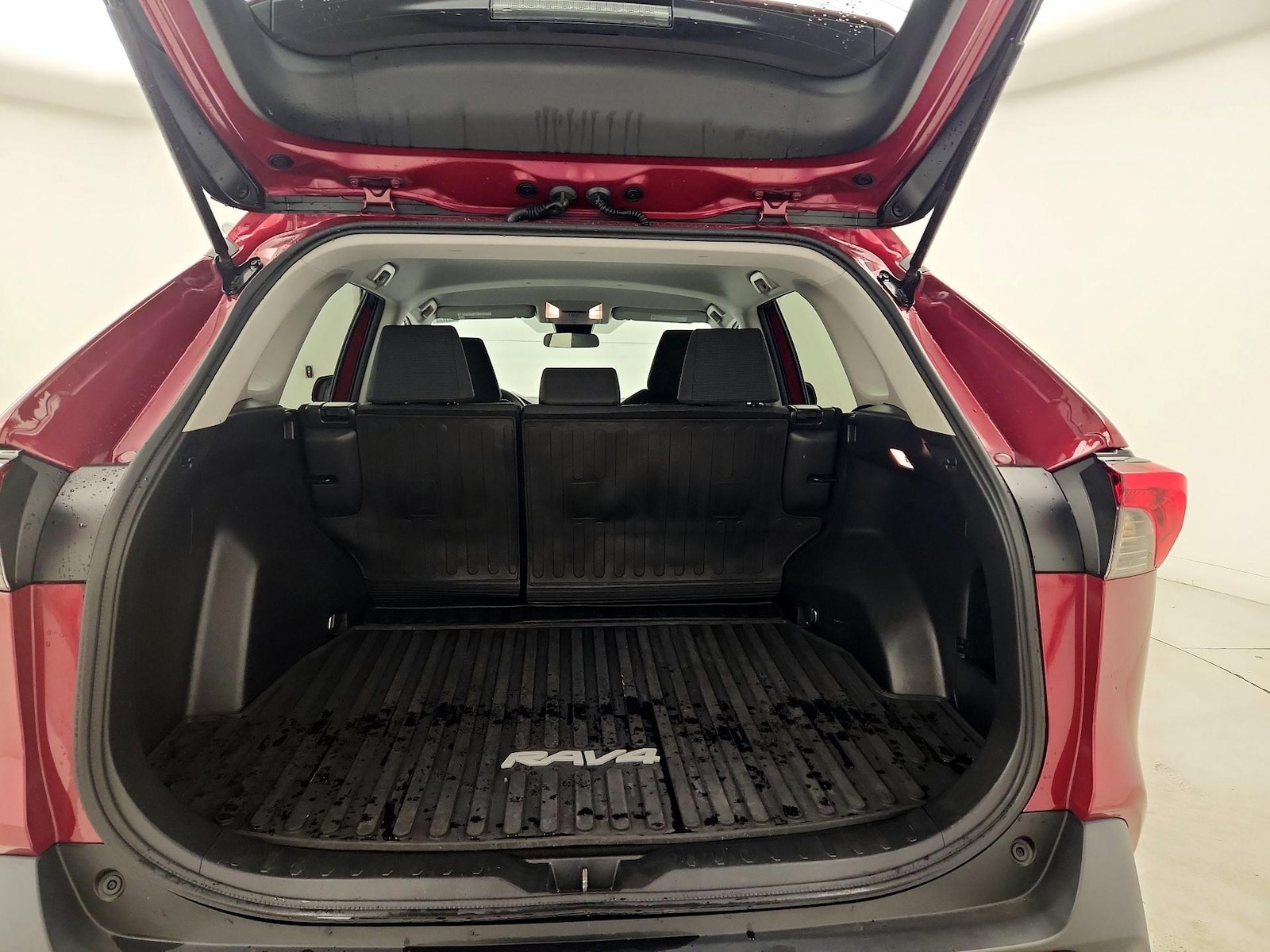 2021 Toyota RAV4 LE - Photo 21