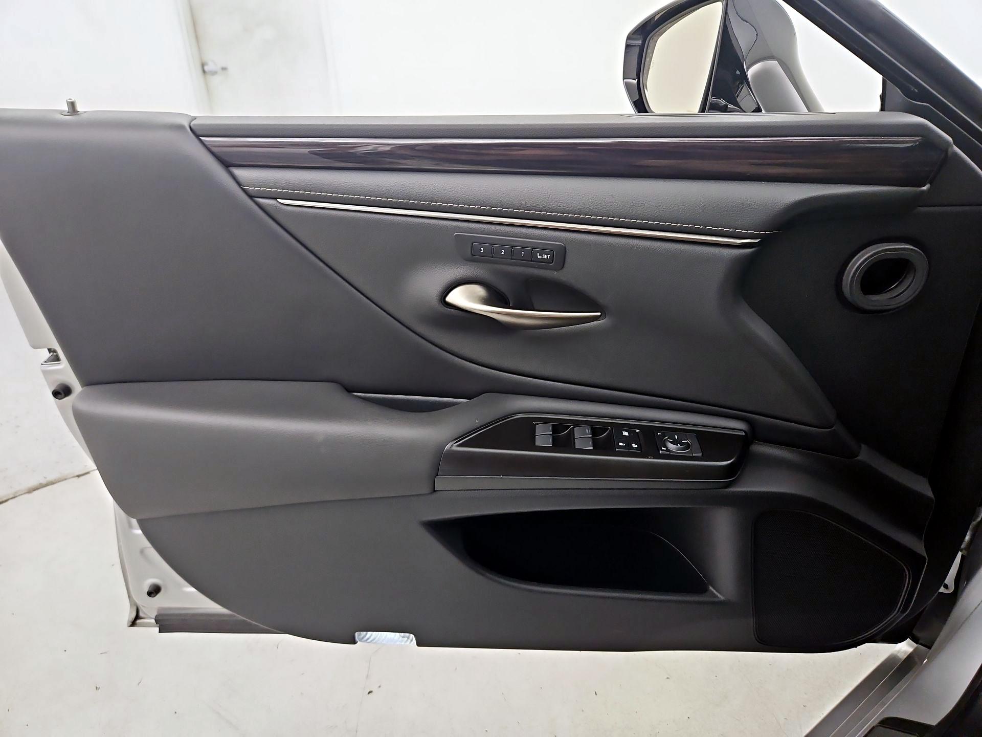 Thumbnail: 2019 Lexus ES - 12