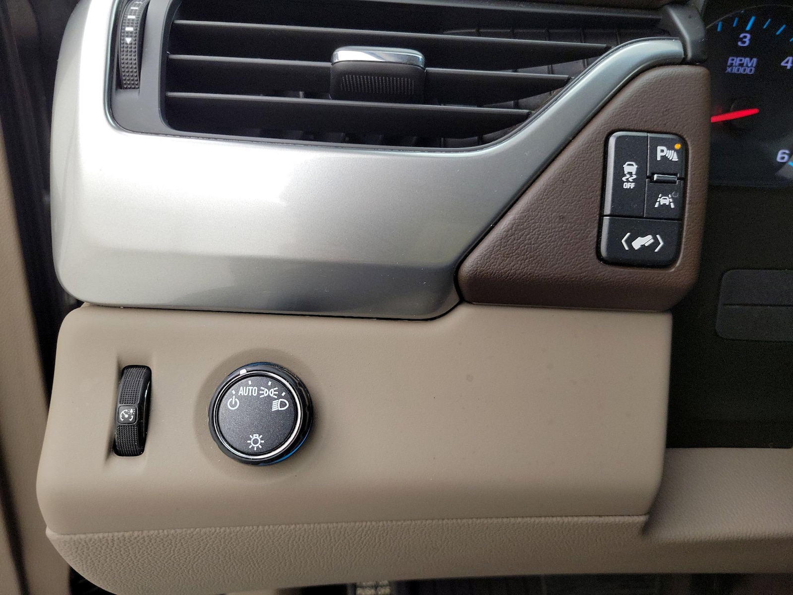2019 Chevrolet Tahoe LT - Photo 14
