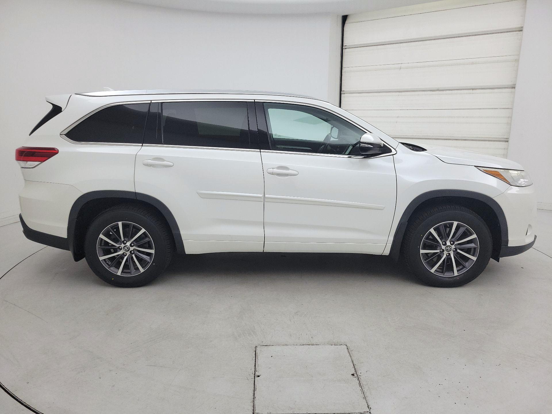 Thumbnail: 2017 Toyota Highlander - 4