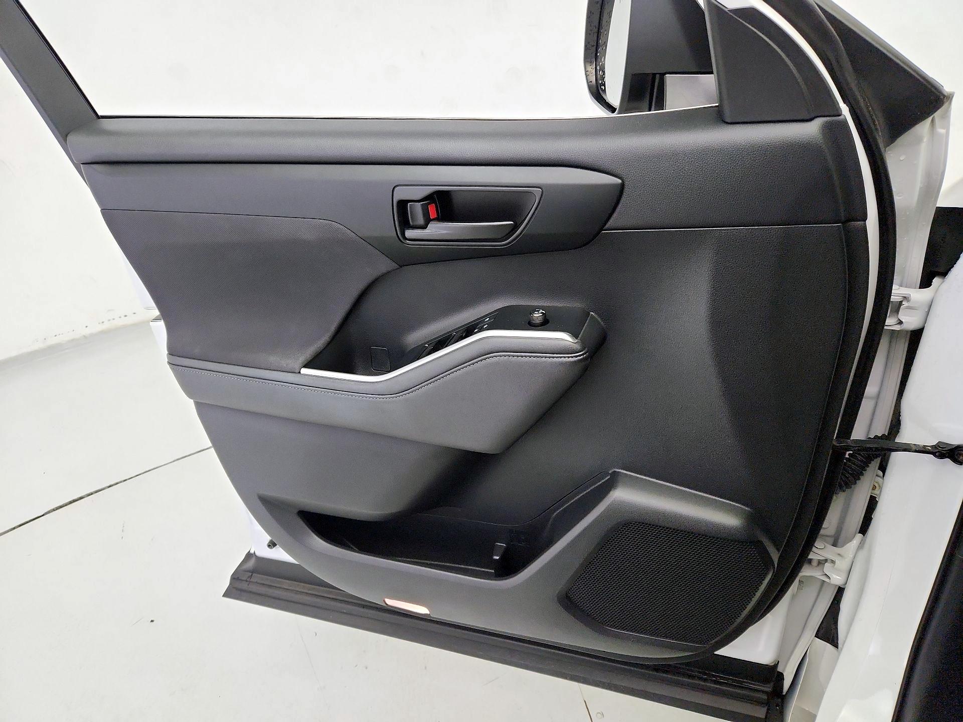Thumbnail: 2020 Toyota Highlander - 12