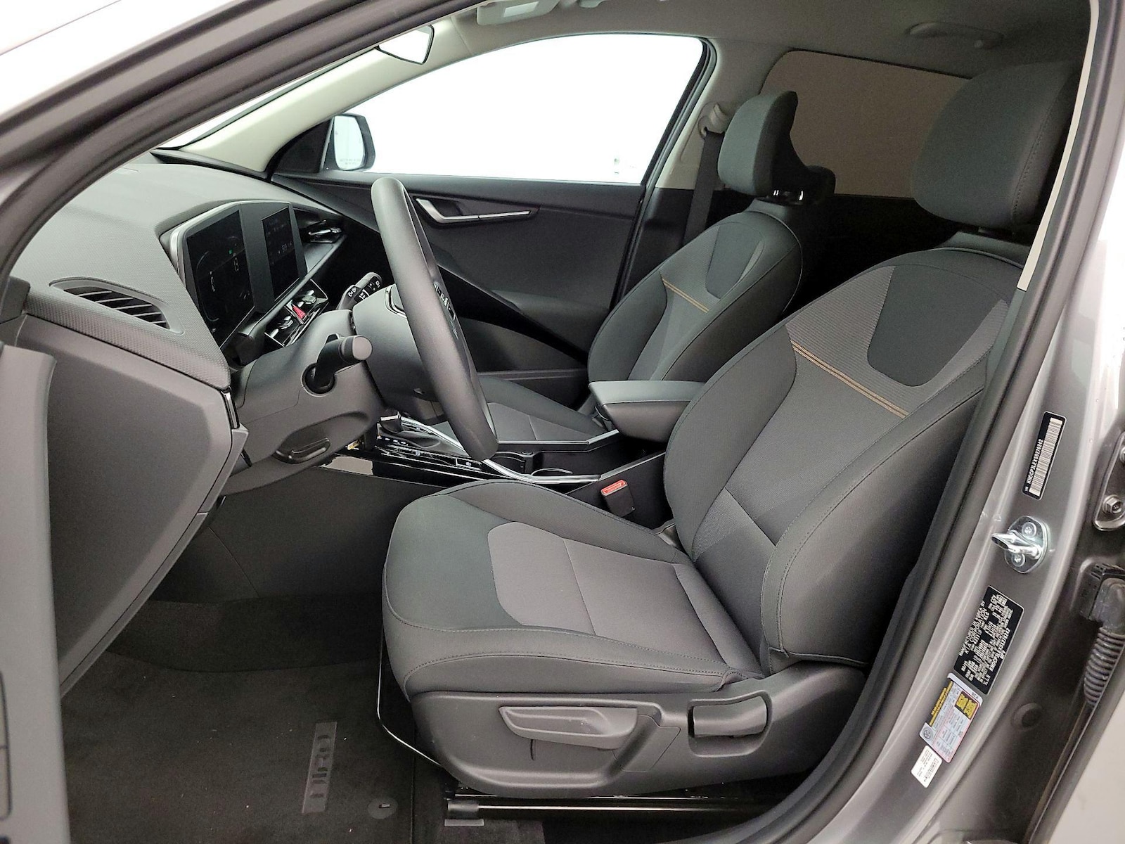 2025 Kia Niro LX - Photo 12