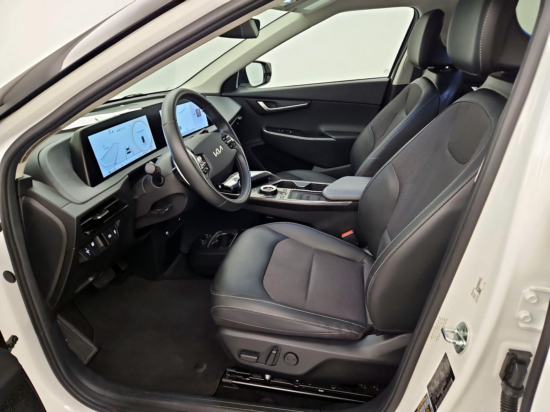 Thumbnail: 2022 Kia EV6 - 11