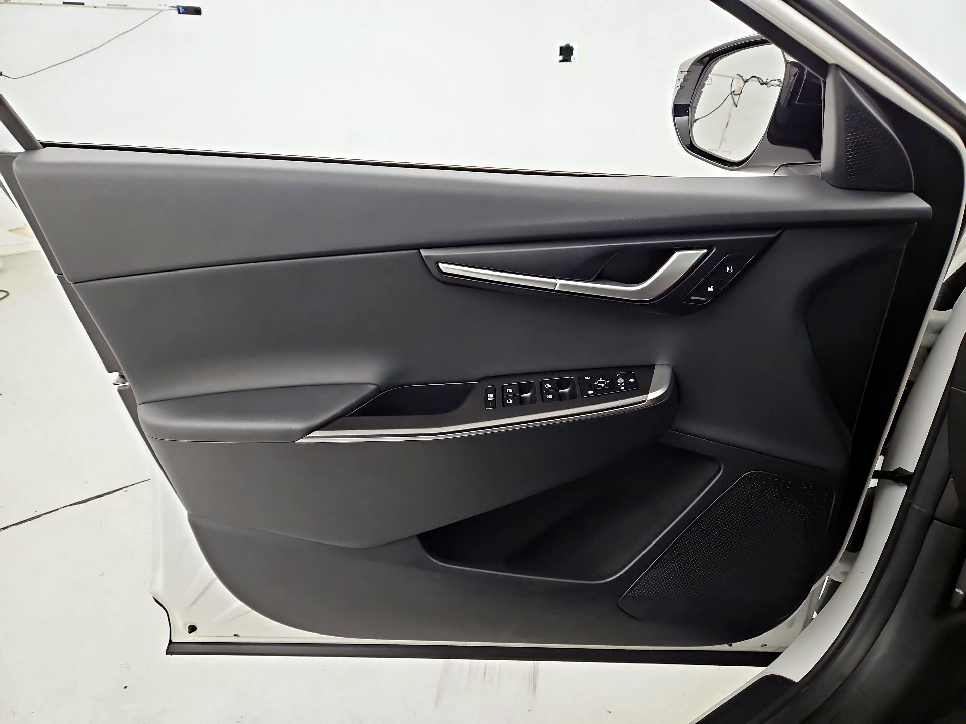 Thumbnail: 2022 Kia EV6 - 12