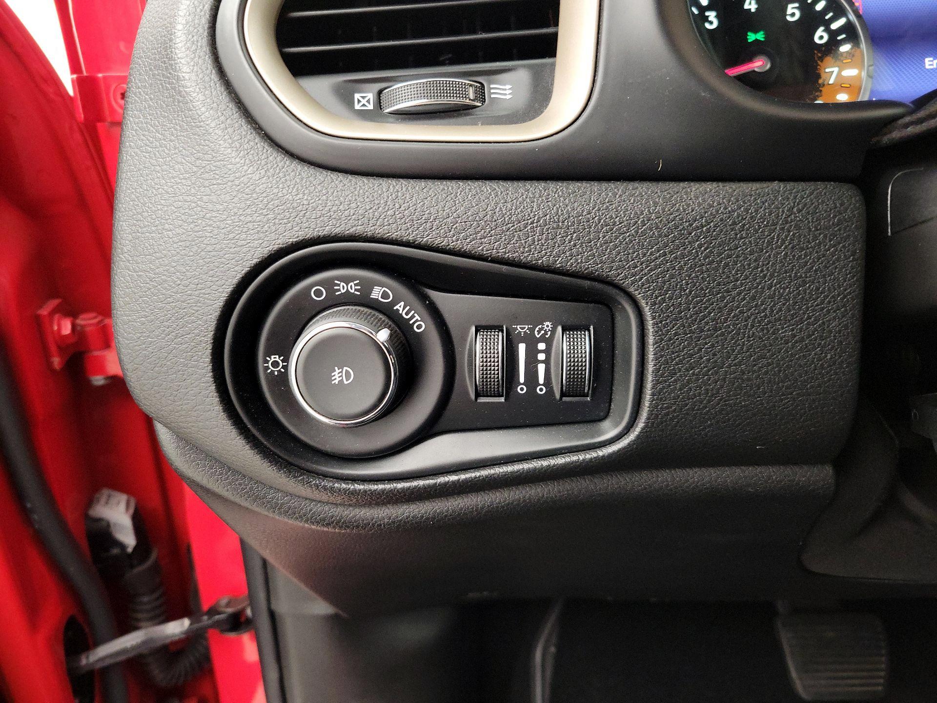 Thumbnail: 2015 Jeep Renegade - 13