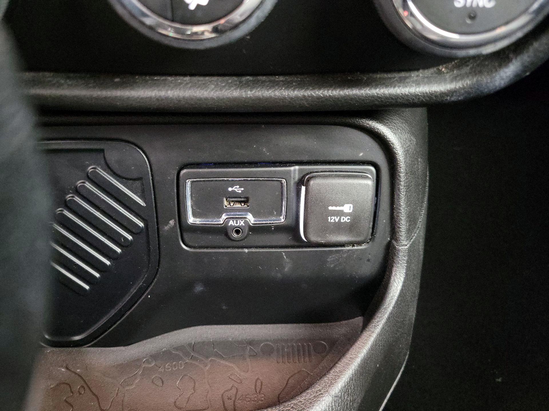 Thumbnail: 2015 Jeep Renegade - 18
