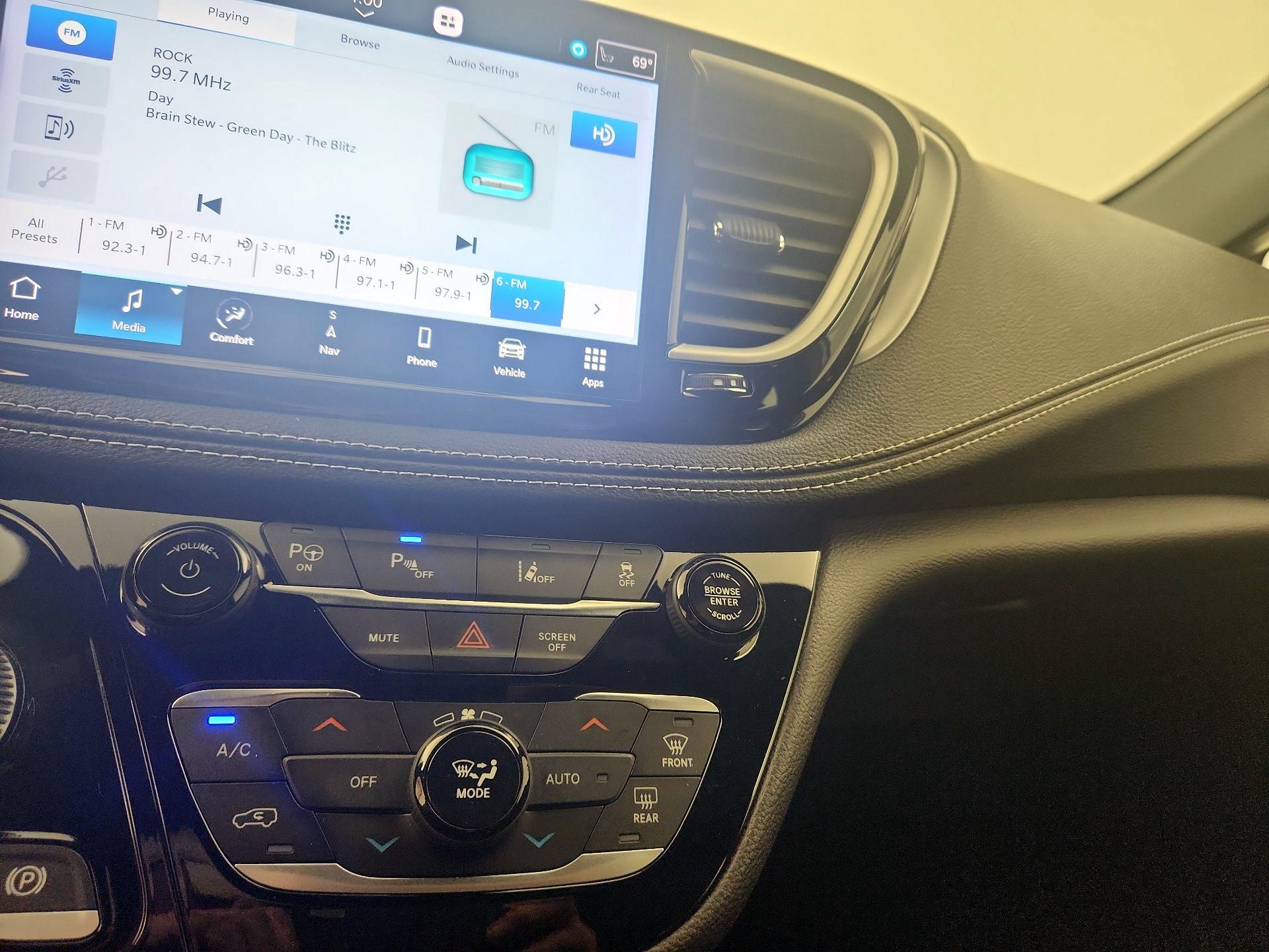 Thumbnail: 2023 Chrysler Pacifica - 17