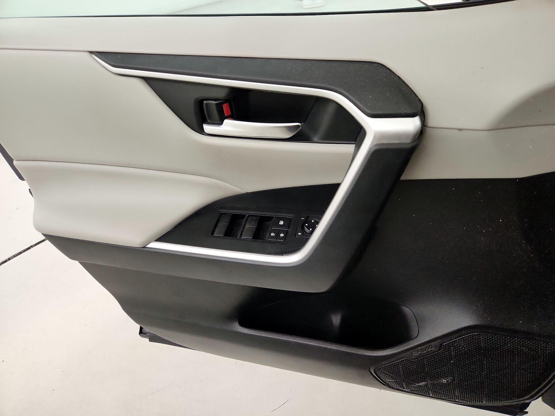 Thumbnail: 2019 Toyota RAV4 - 12