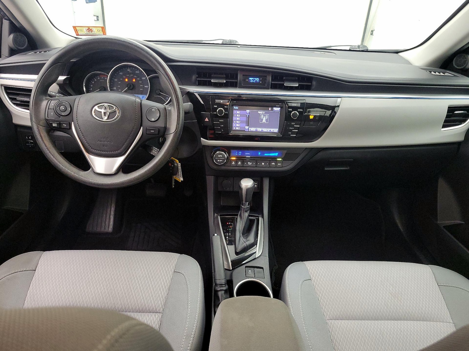 2015 Toyota Corolla LE - Photo 10